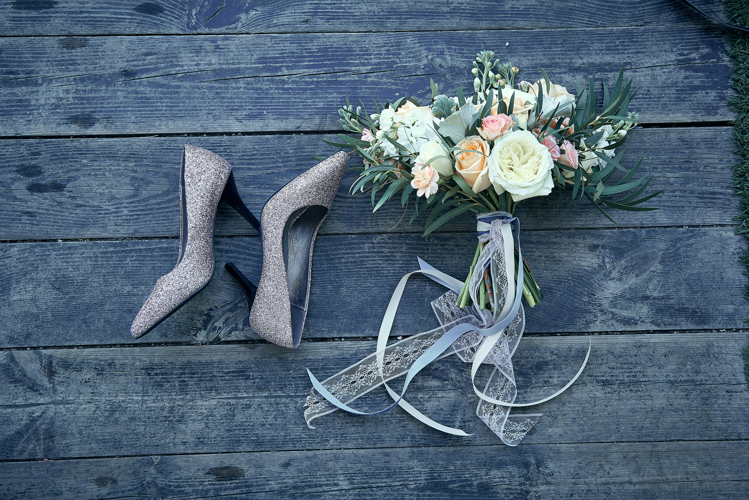 Туфли и букет невесты