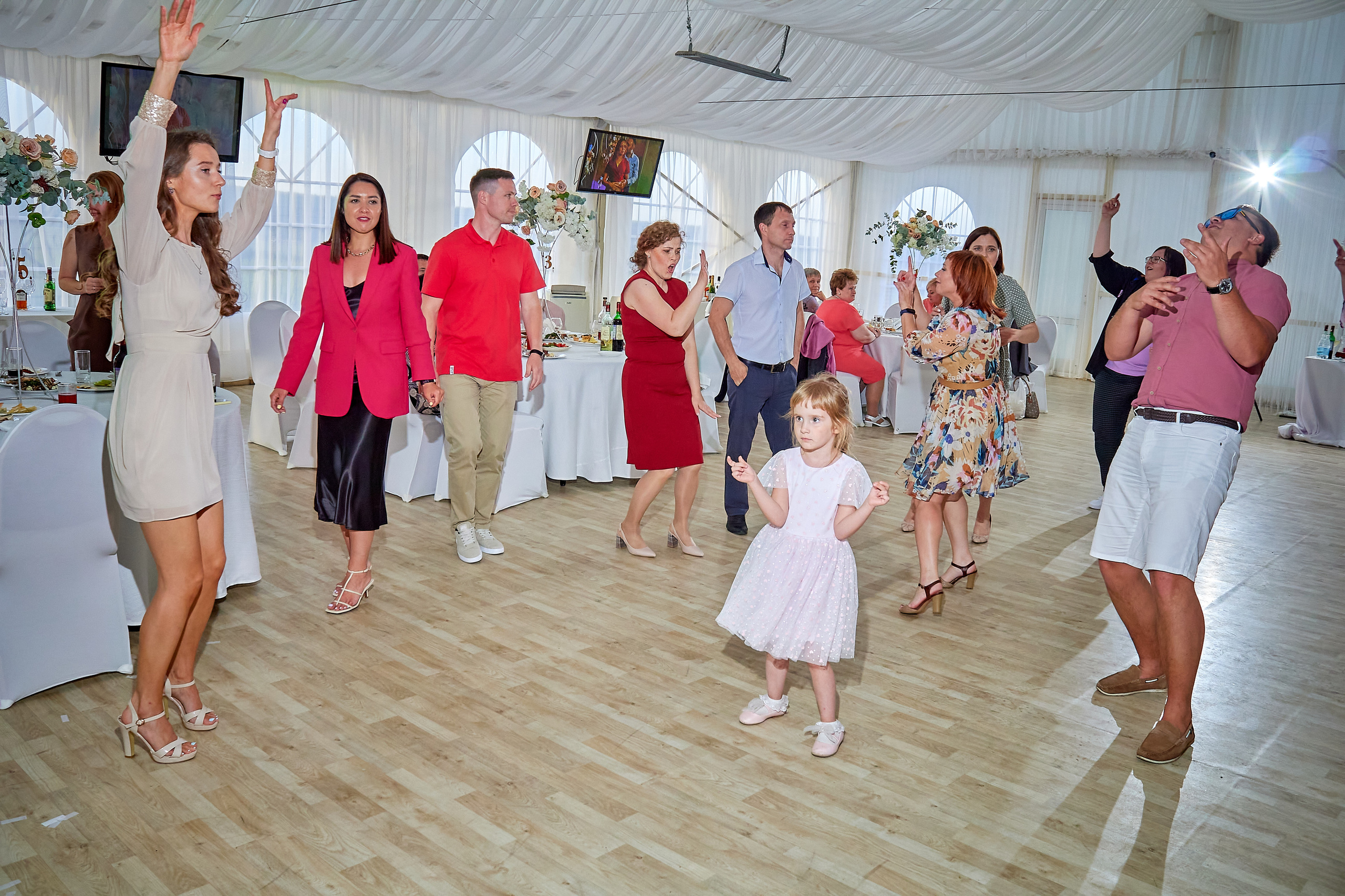 Гости танцуют на свадьбе