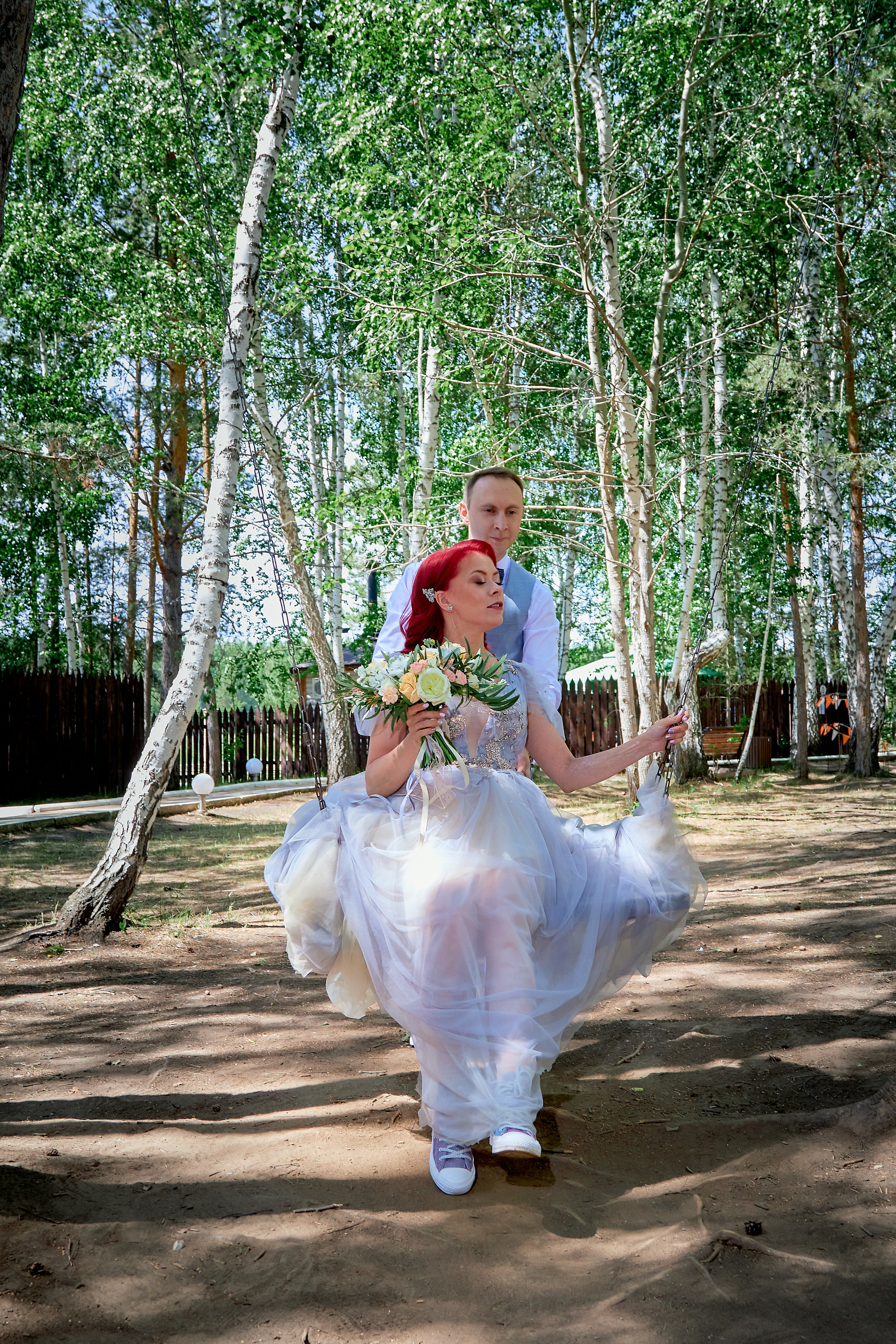 Невеста качается на качелях