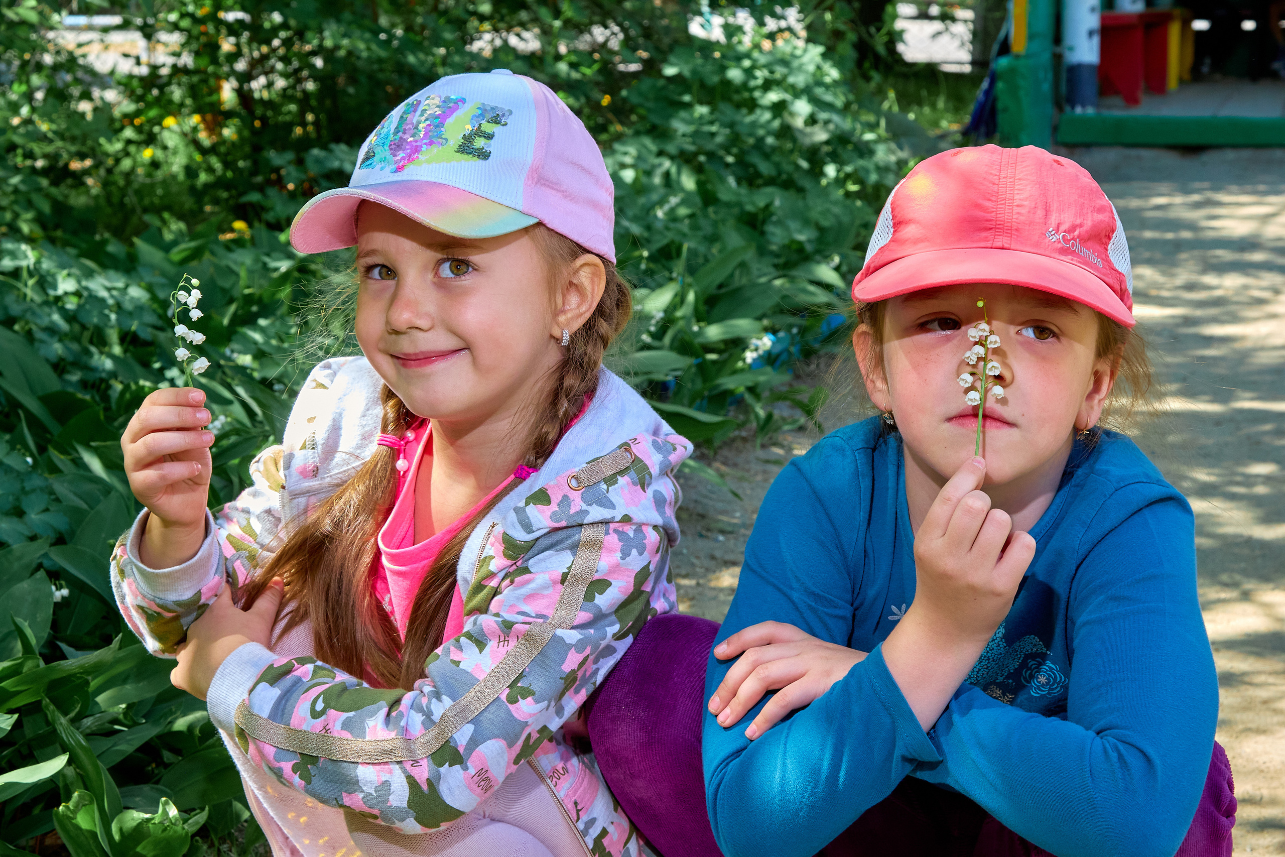 Две девочки в детском саду на прогулке
