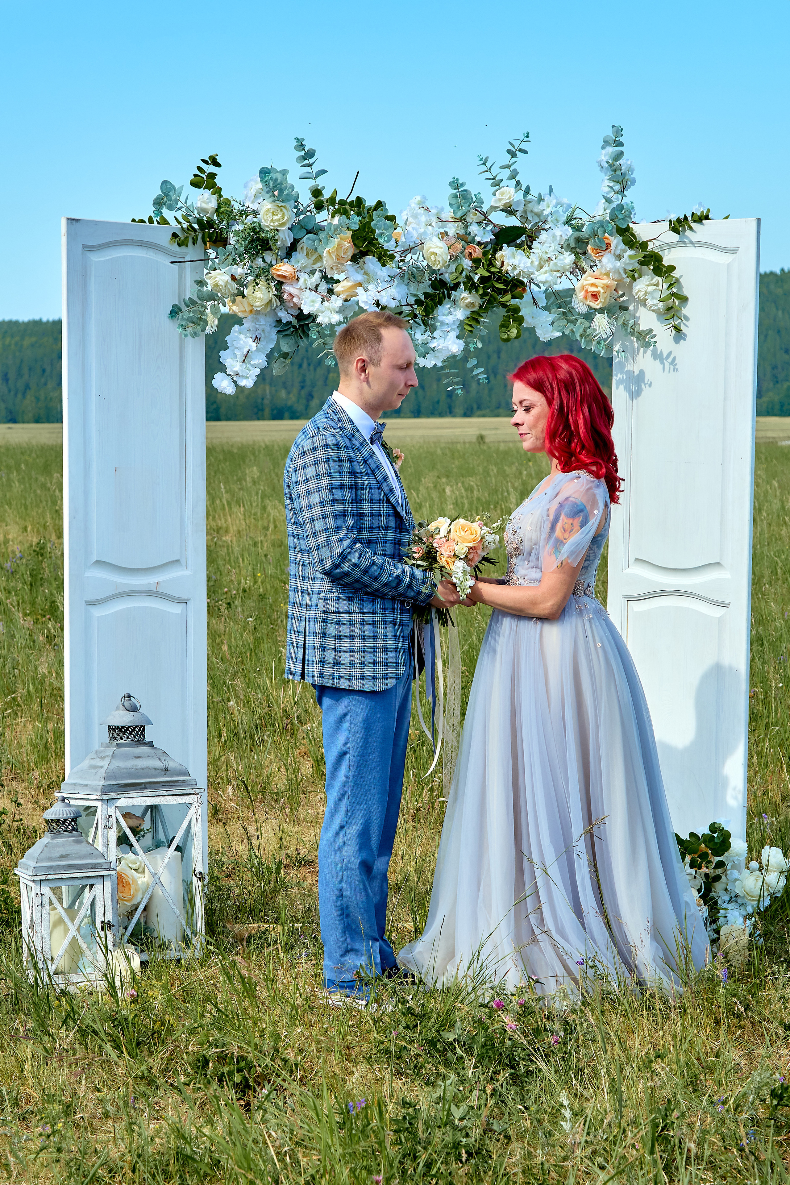 Жених и невеста на улице