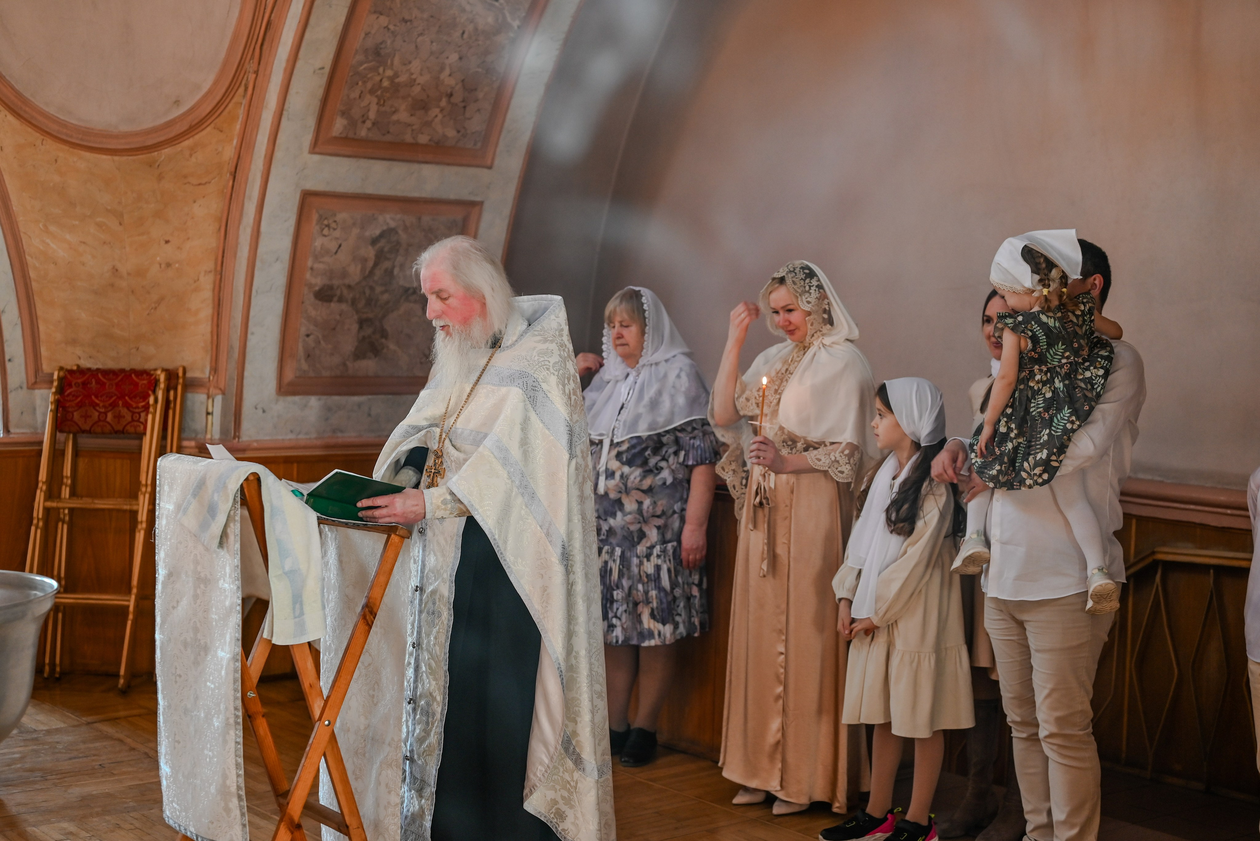 Крещение мама Анна. Семейный и детский фотограф Москва