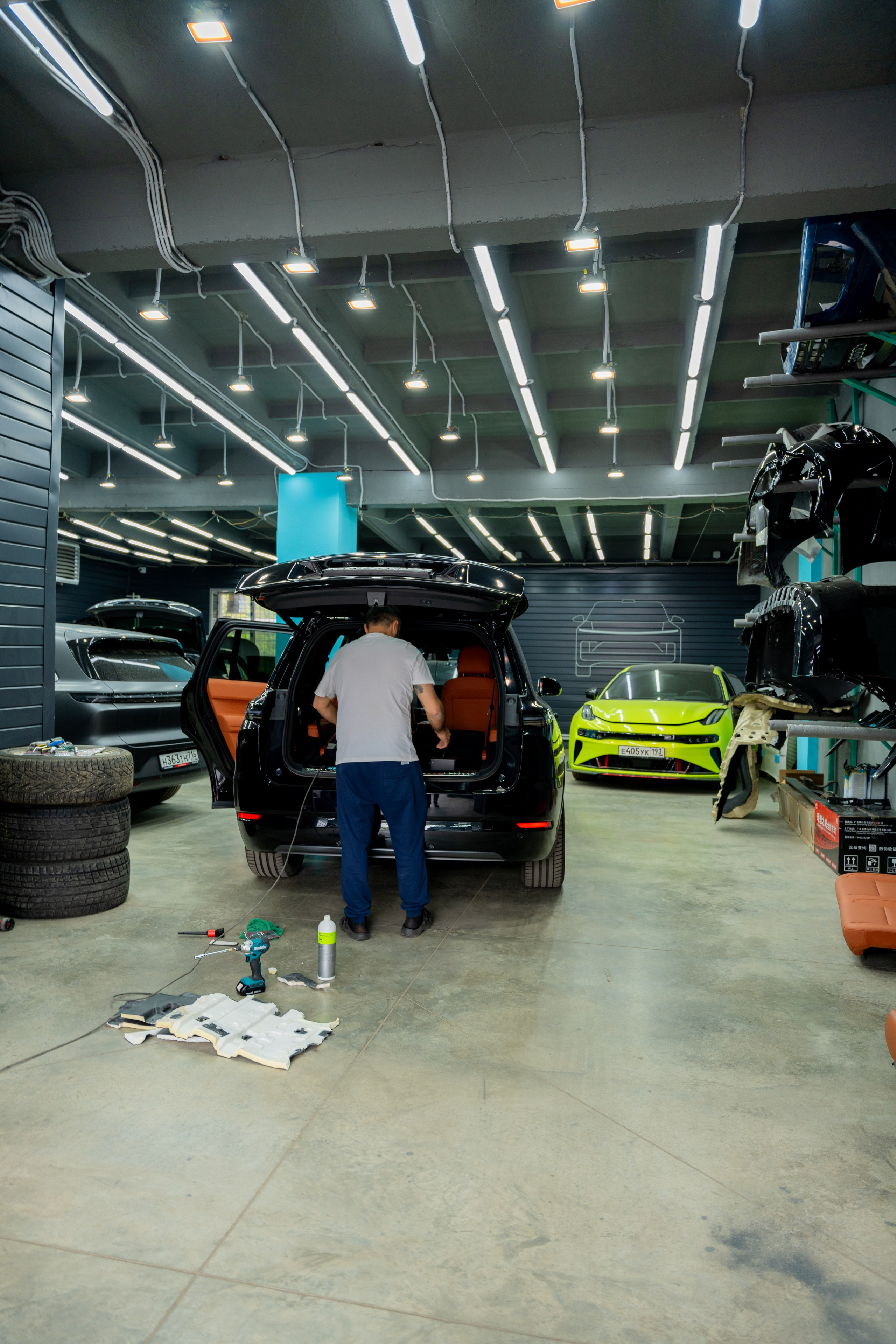 Интерьерная фотосъемка автосалона Elrus в Краснодаре. Zeekr, LiXiang Профессиональная фотосъемка интерьера премиум-автосалона в Краснодаре. Шедевры для Вас! Фотограф и Видеограф в Краснодаре Пахиев Руслан