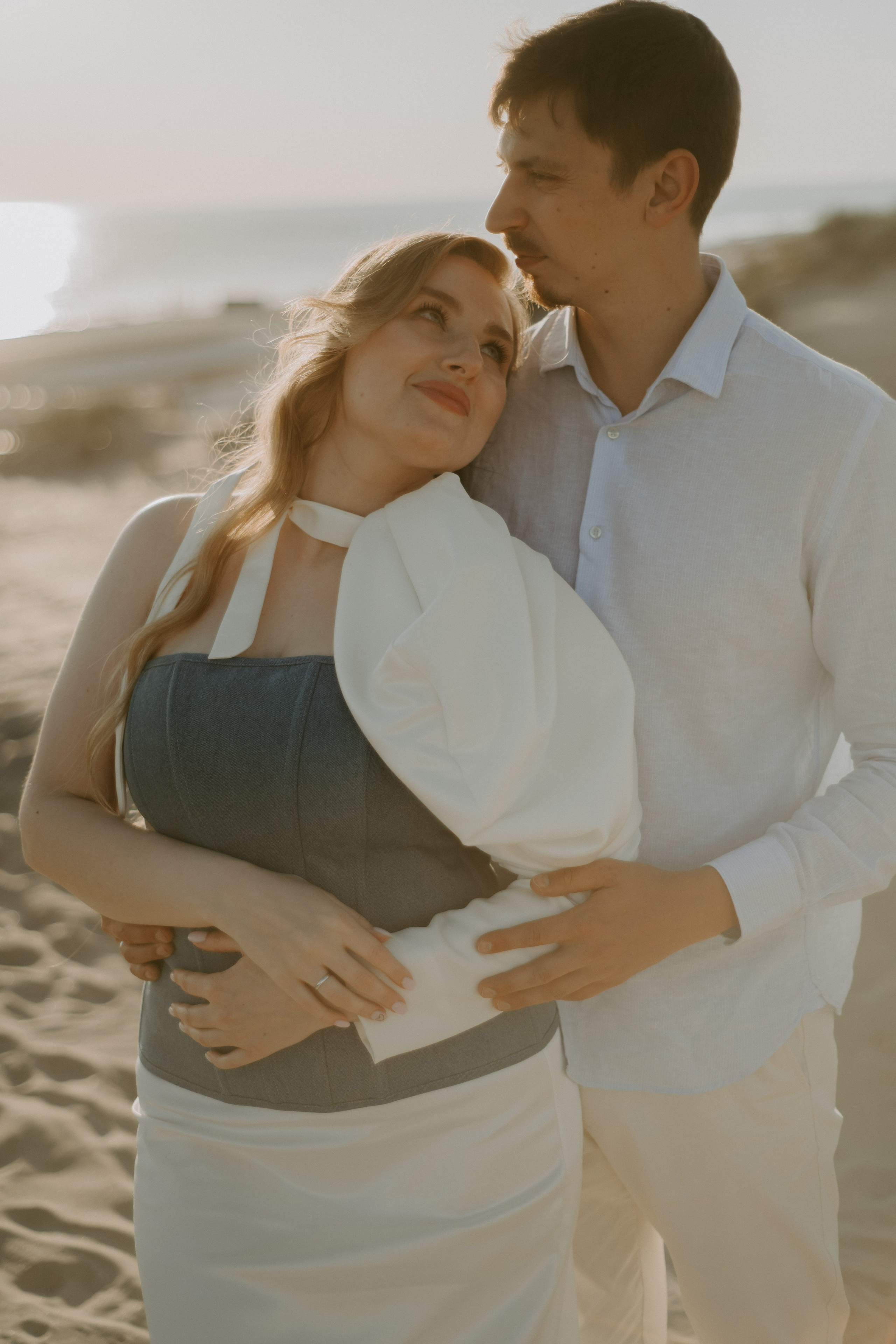 Свадебная фотография молодоженов на фоне побережья Анапы: романтический момент у моря