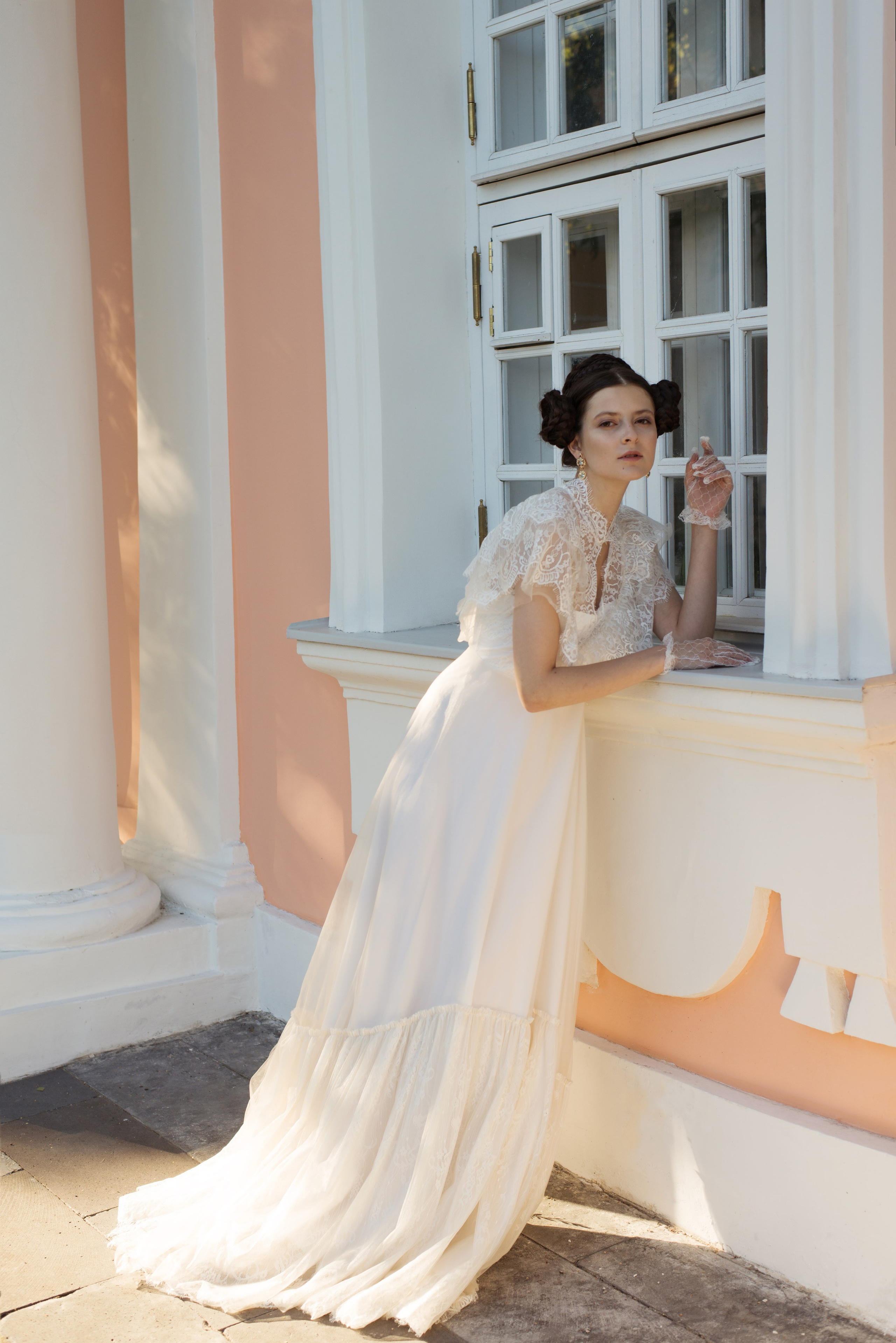 Фотосессия невесты в Кусково в свадебном платье в стиле ретро