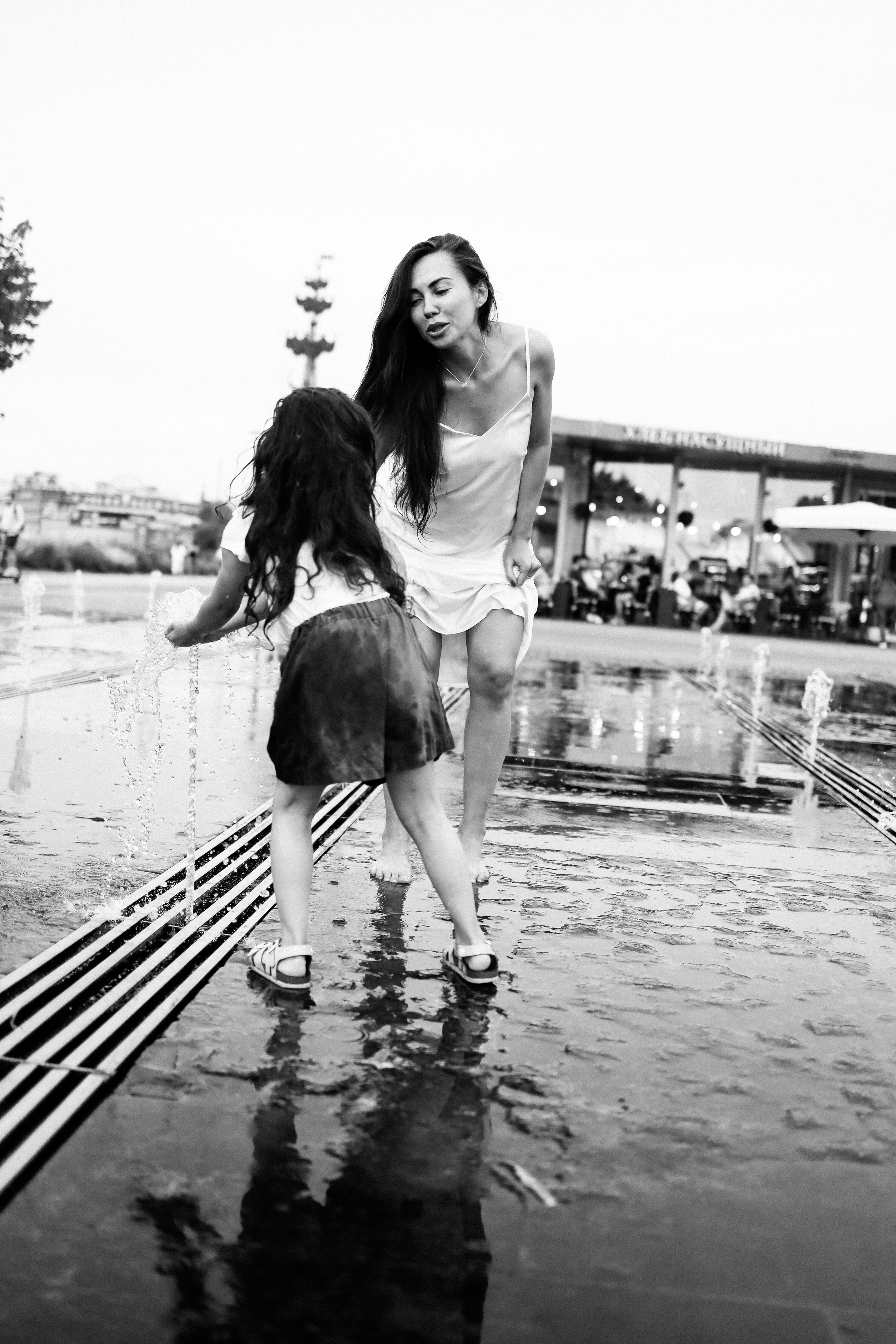 Фонтаны Музеона для Ани и Юли. Детский семейный фотограф в Москве Светлана Микадзе