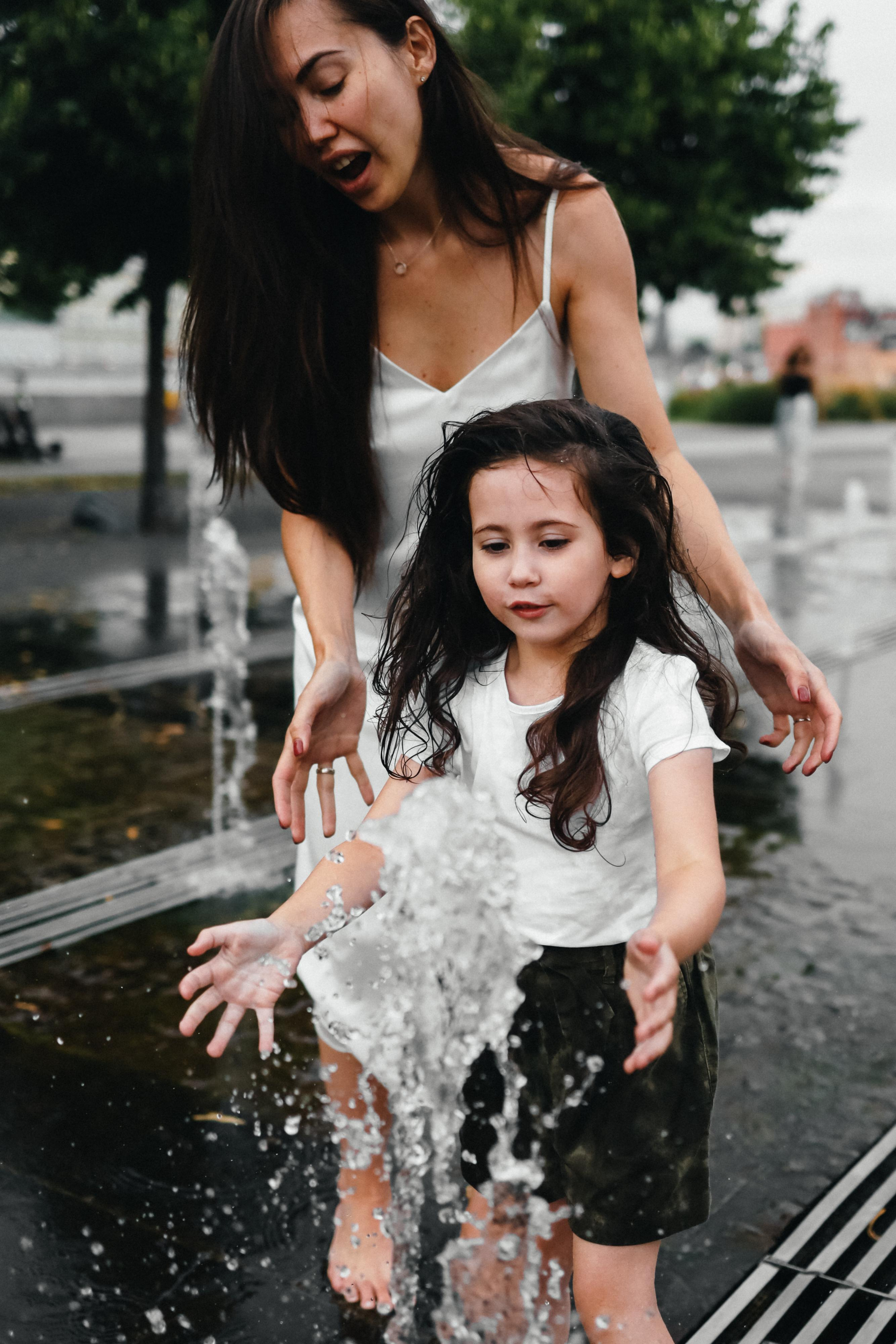 Фонтаны Музеона для Ани и Юли. Детский семейный фотограф в Москве Светлана Микадзе