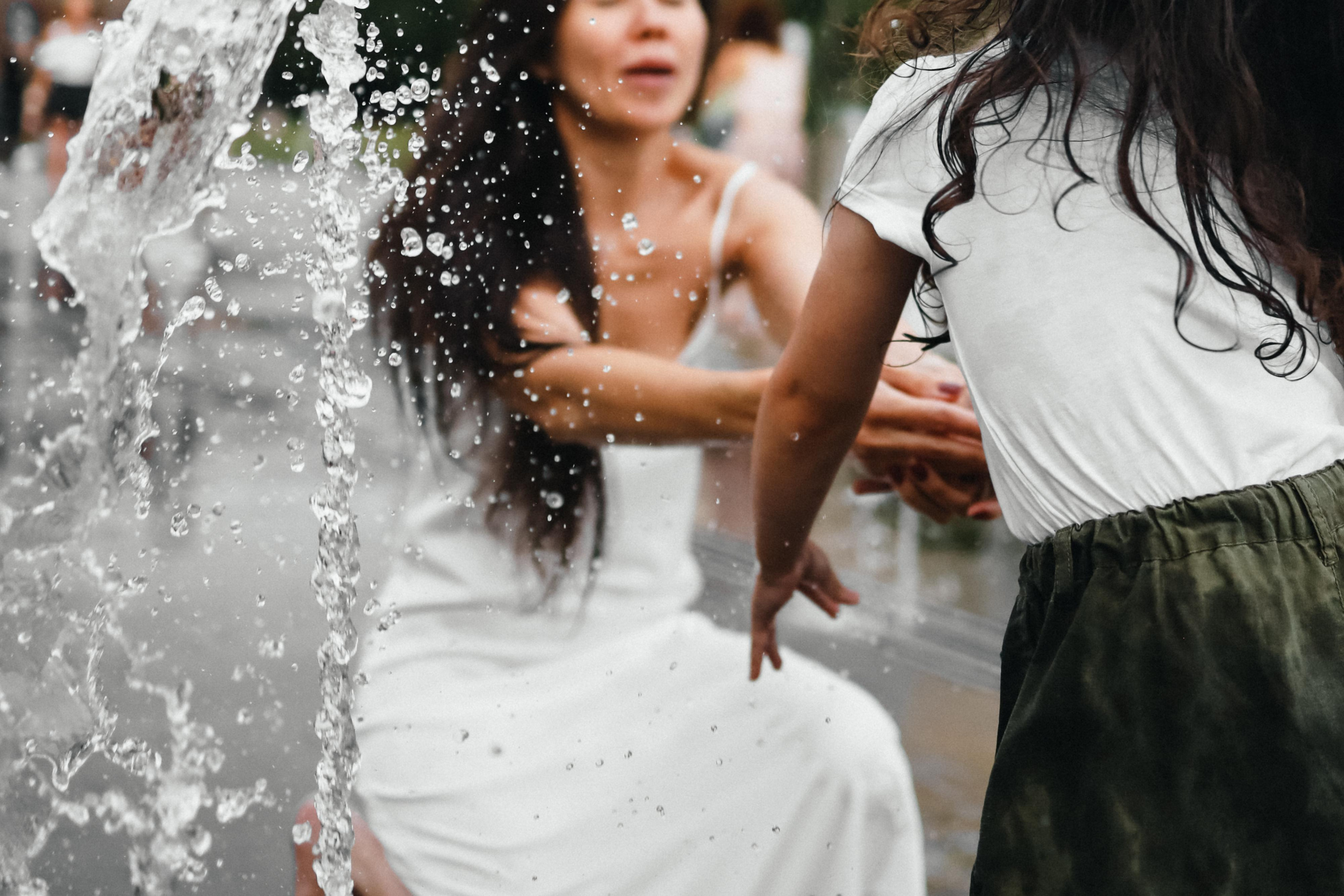 Фонтаны Музеона для Ани и Юли. Детский семейный фотограф в Москве Светлана Микадзе