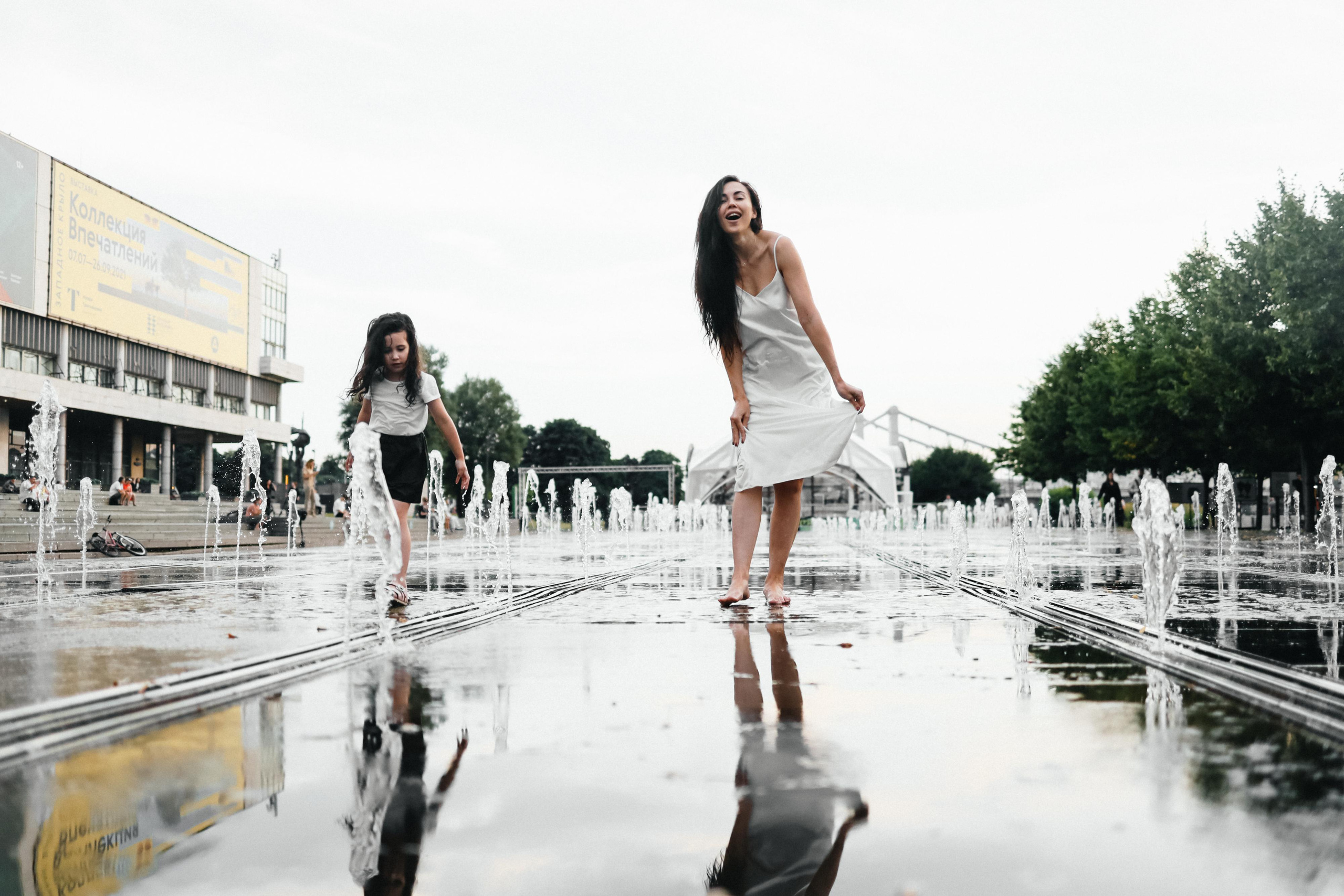 Фонтаны Музеона для Ани и Юли. Детский семейный фотограф в Москве Светлана Микадзе