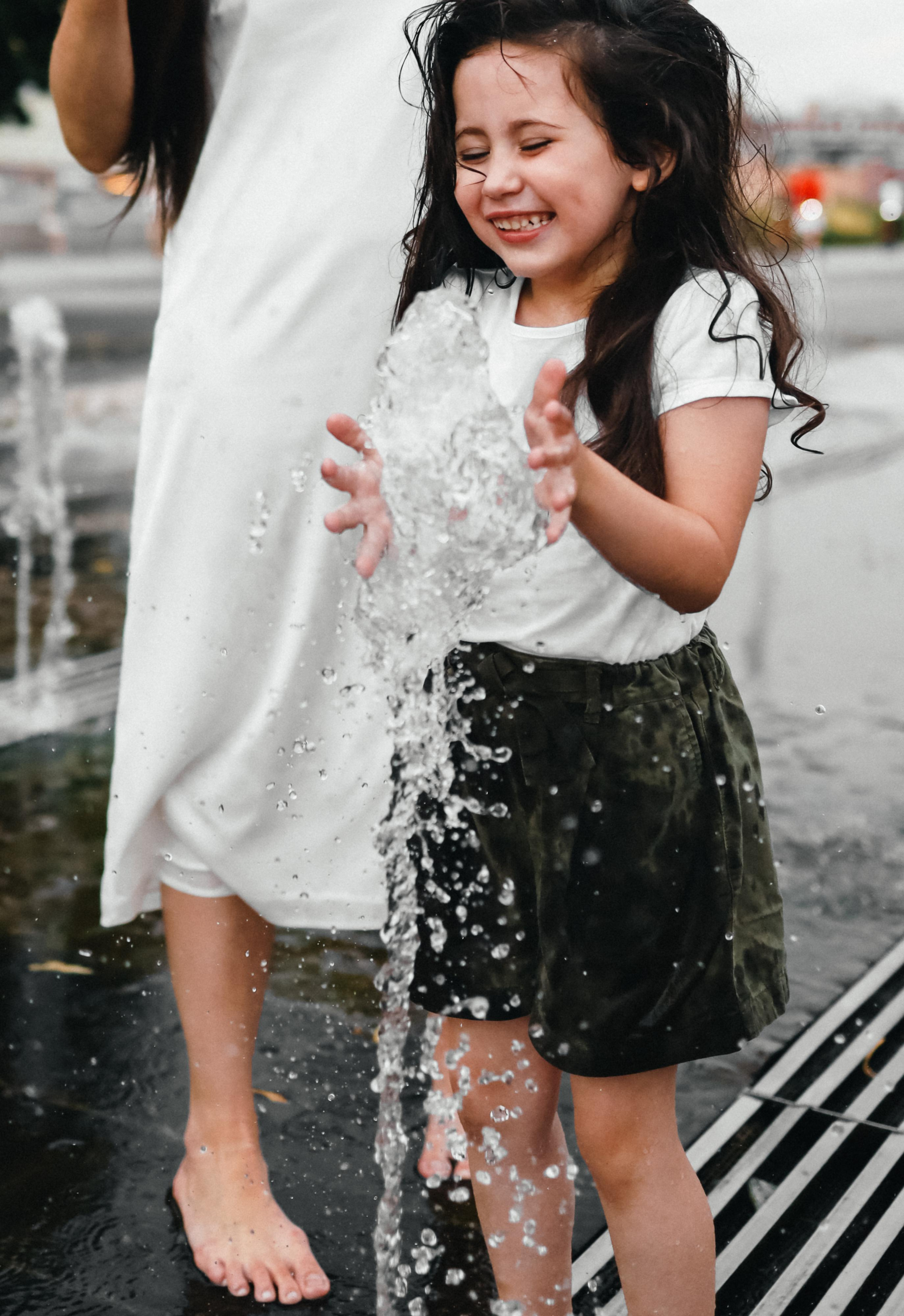 Фонтаны Музеона для Ани и Юли. Детский семейный фотограф в Москве Светлана Микадзе