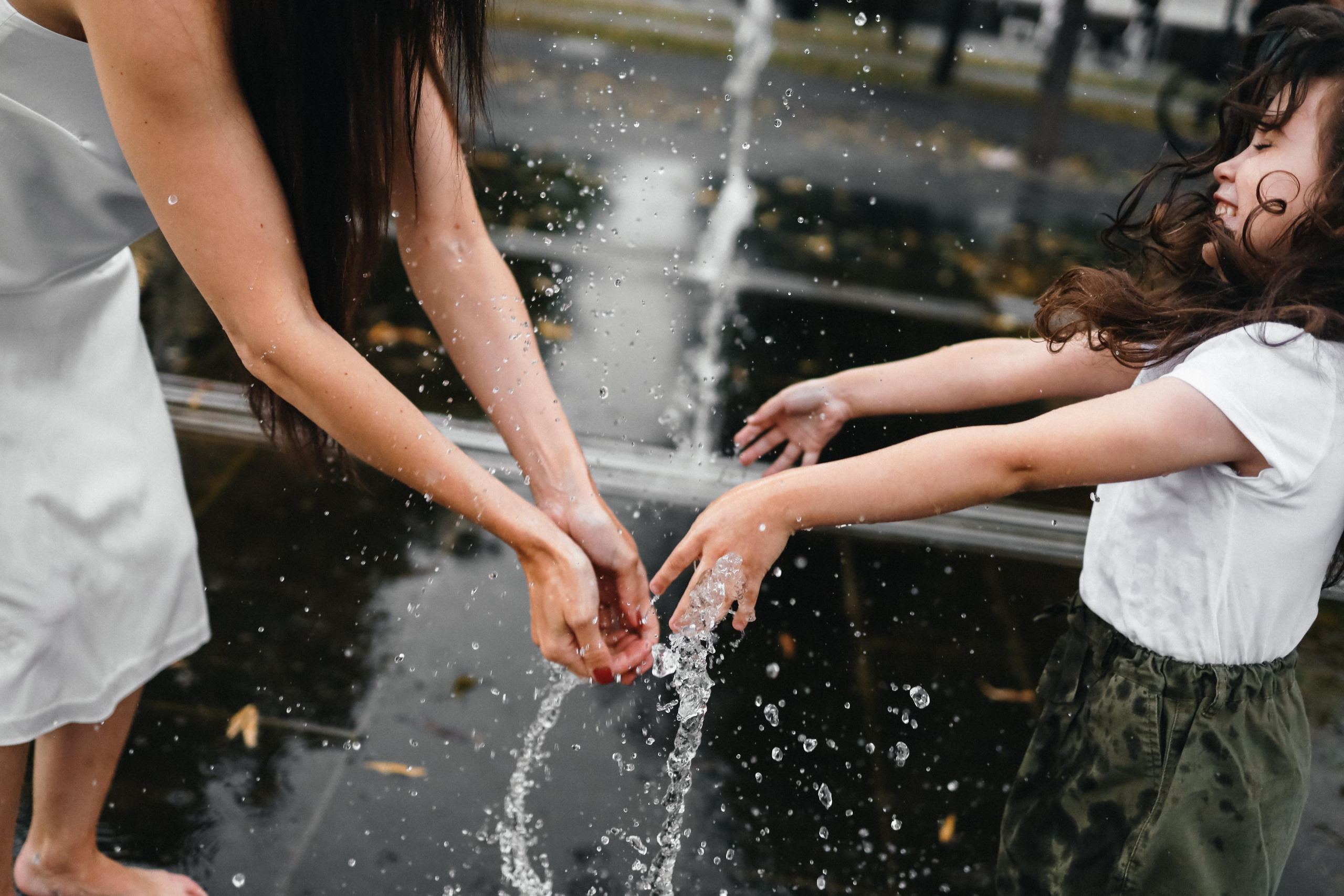 Фонтаны Музеона для Ани и Юли. Детский семейный фотограф в Москве Светлана Микадзе