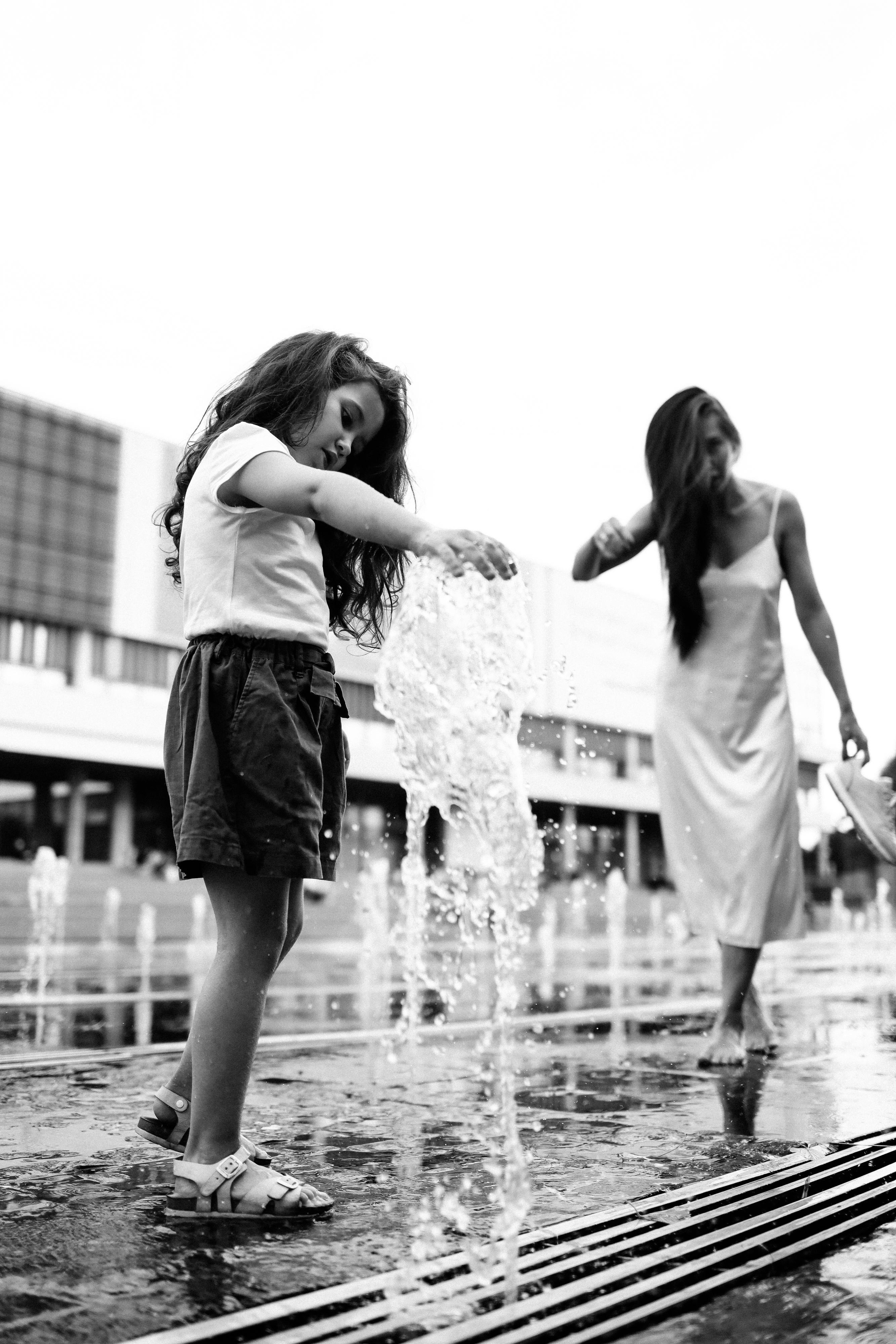 Фонтаны Музеона для Ани и Юли. Детский семейный фотограф в Москве Светлана Микадзе