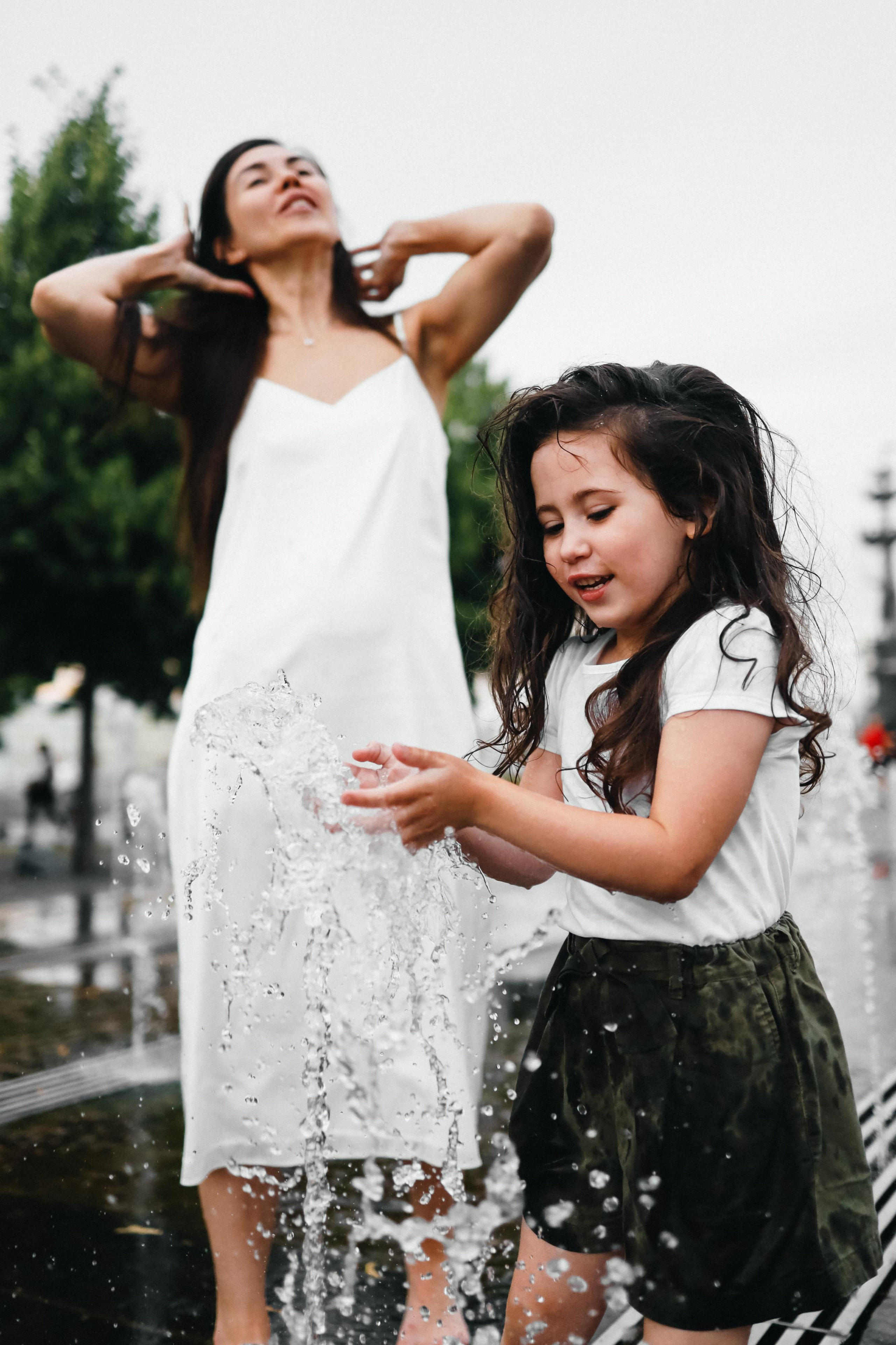Фонтаны Музеона для Ани и Юли. Детский семейный фотограф в Москве Светлана Микадзе