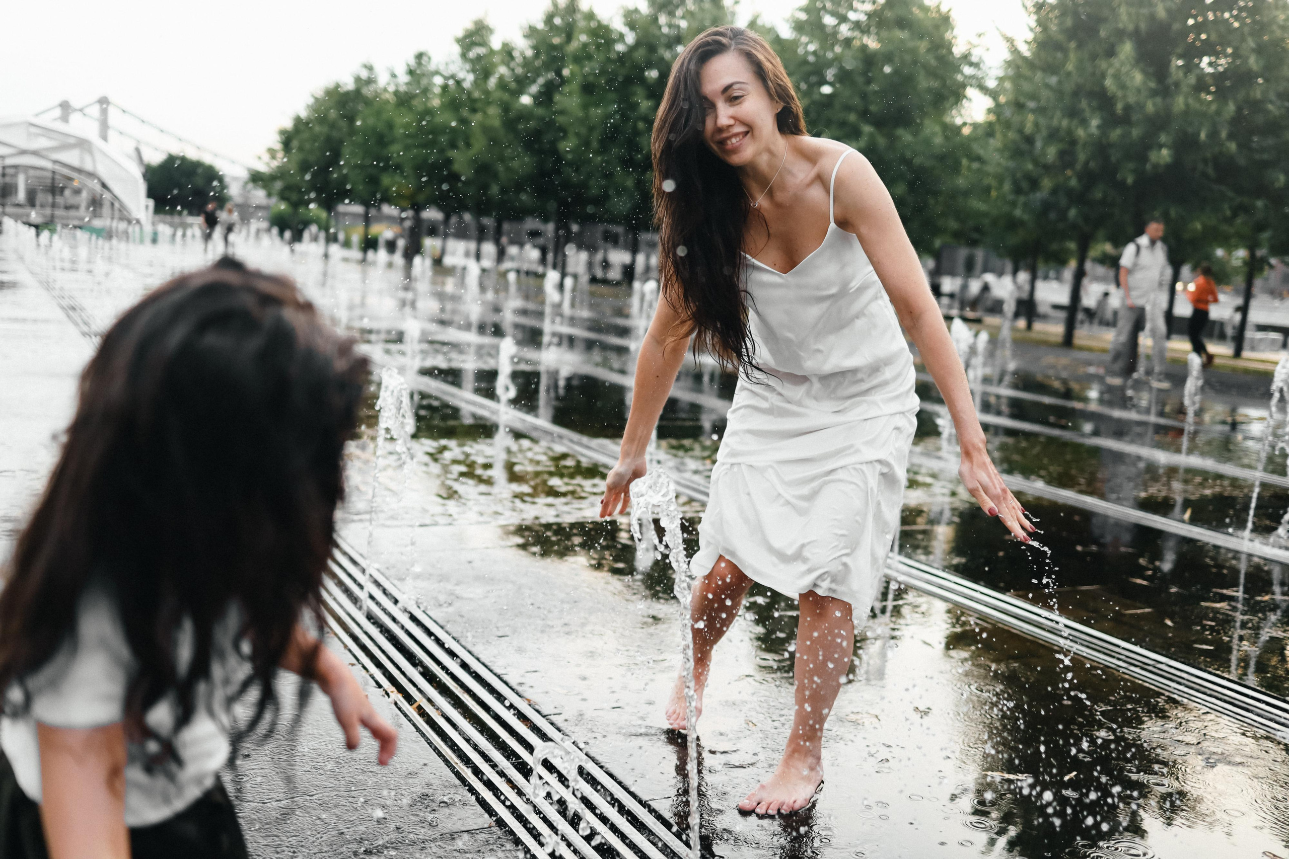 Фонтаны Музеона для Ани и Юли. Детский семейный фотограф в Москве Светлана Микадзе