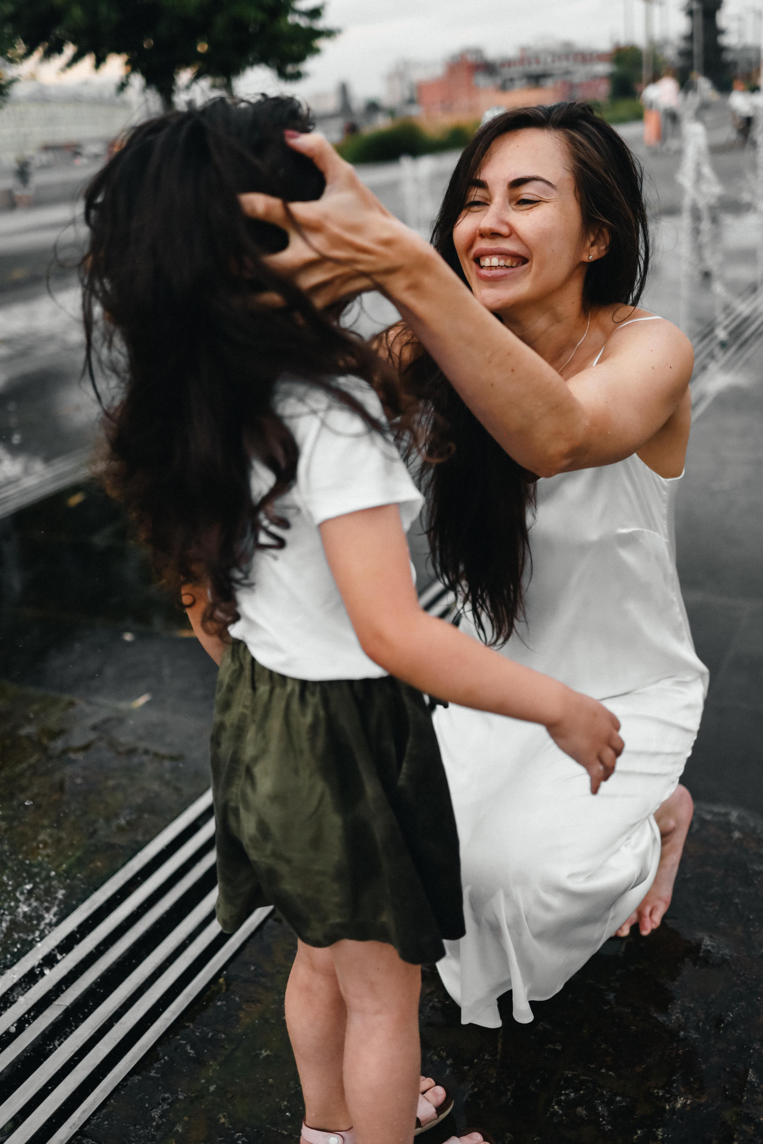 Фонтаны Музеона для Ани и Юли. Детский семейный фотограф в Москве Светлана Микадзе