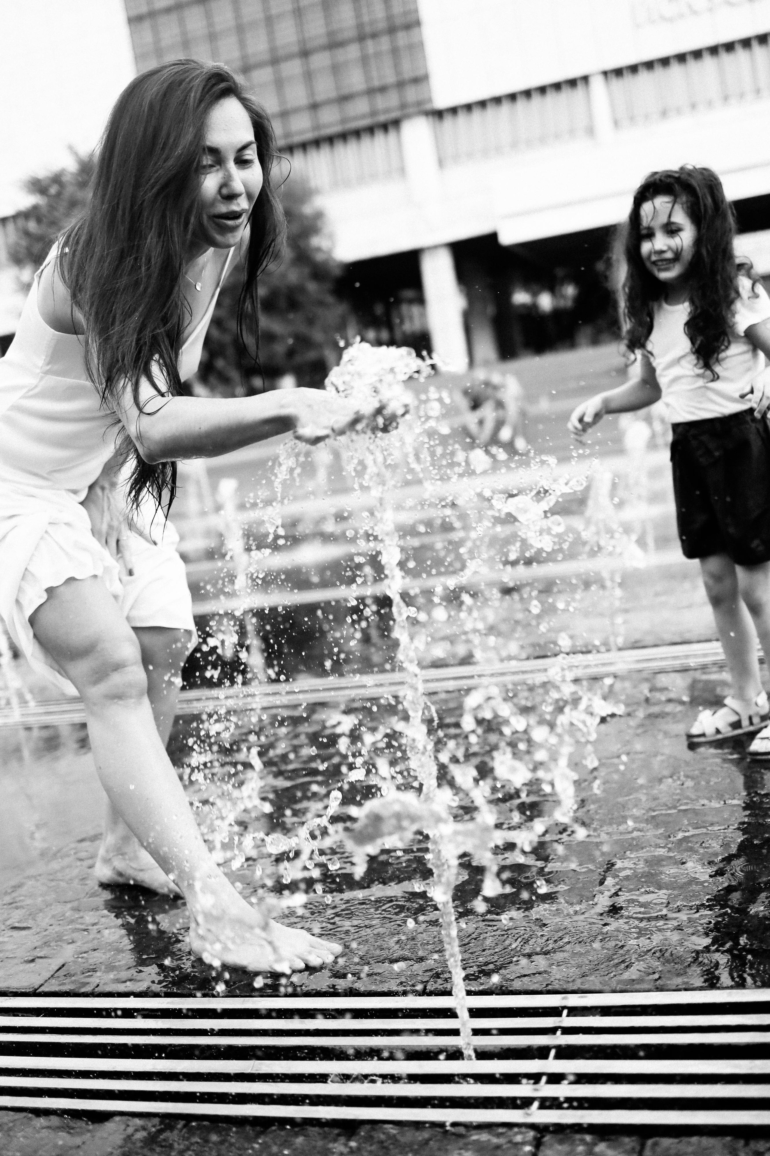 Фонтаны Музеона для Ани и Юли. Детский семейный фотограф в Москве Светлана Микадзе