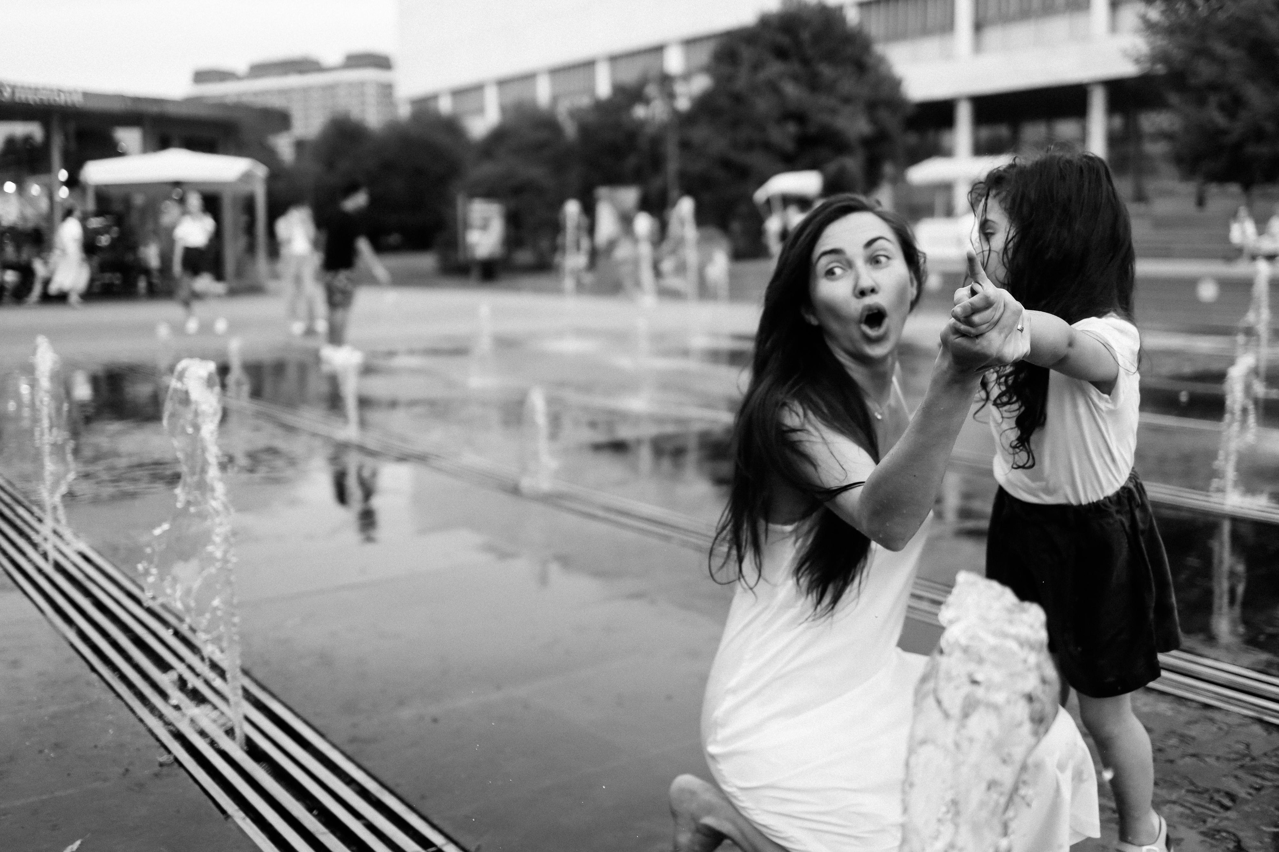 Фонтаны Музеона для Ани и Юли. Детский семейный фотограф в Москве Светлана Микадзе