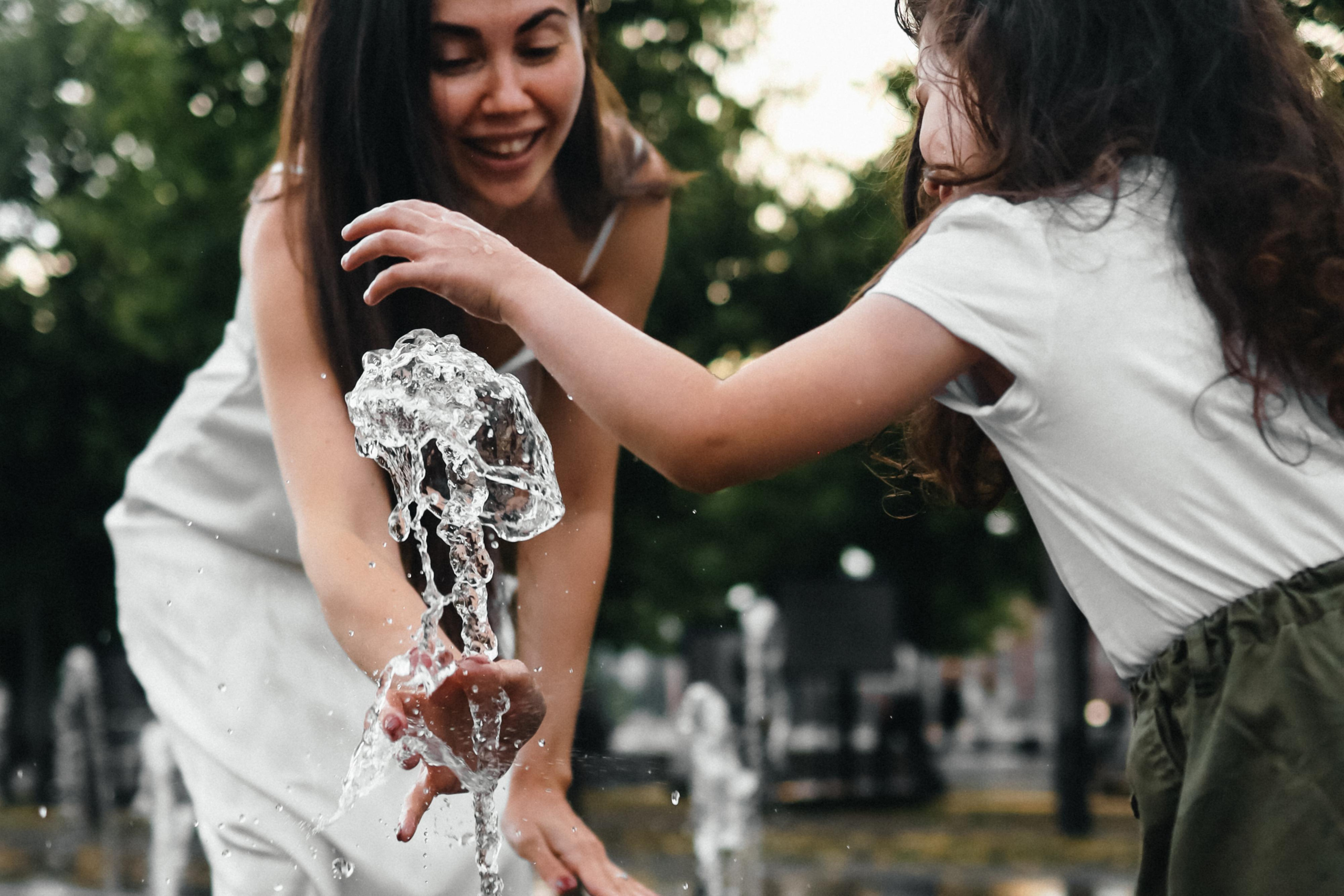 Фонтаны Музеона для Ани и Юли. Детский семейный фотограф в Москве Светлана Микадзе