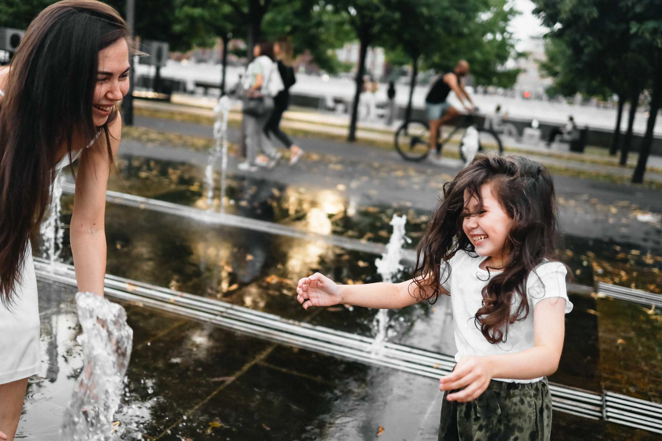 Фонтаны Музеона для Ани и Юли. Детский семейный фотограф в Москве Светлана Микадзе