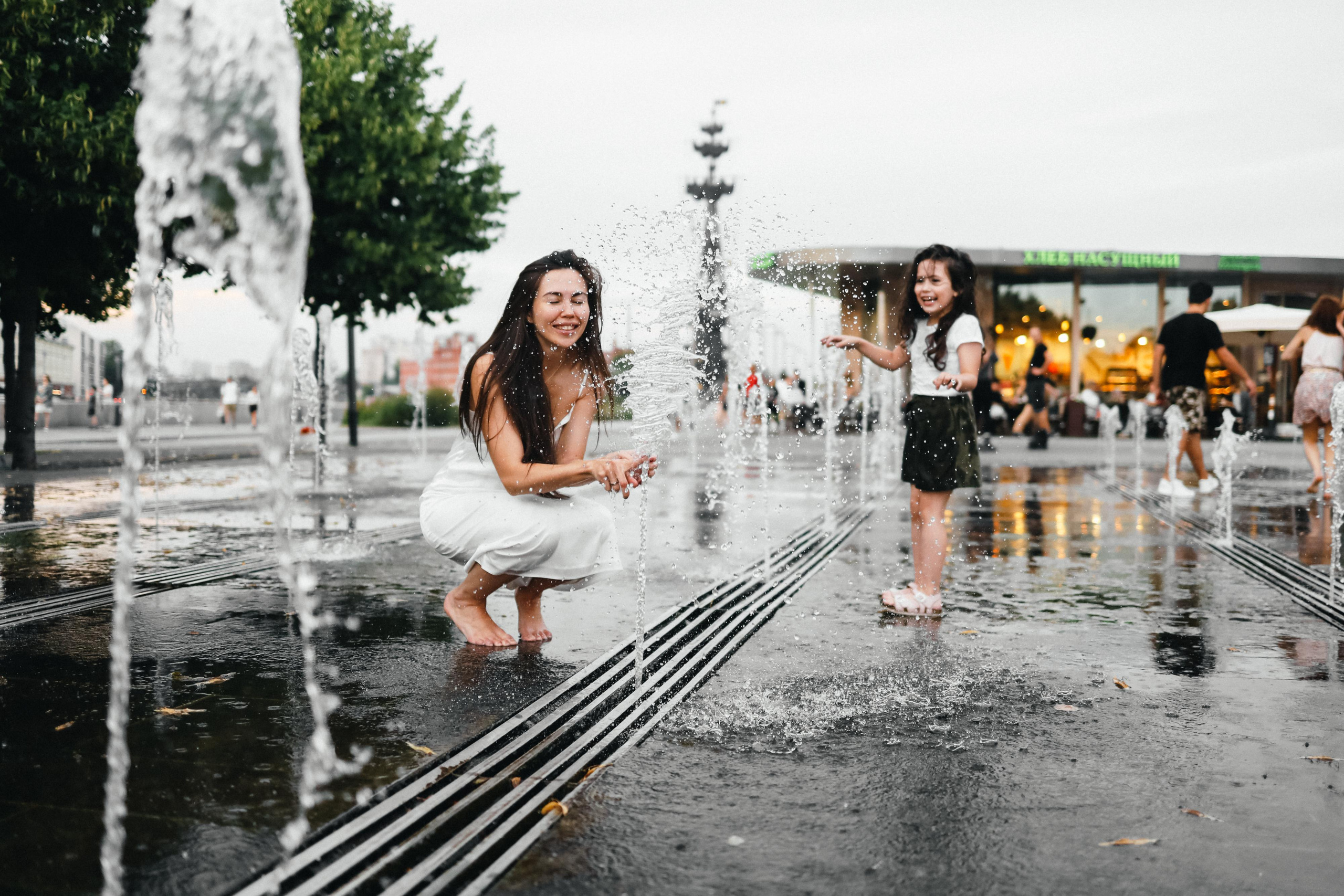 Фонтаны Музеона для Ани и Юли. Детский семейный фотограф в Москве Светлана Микадзе