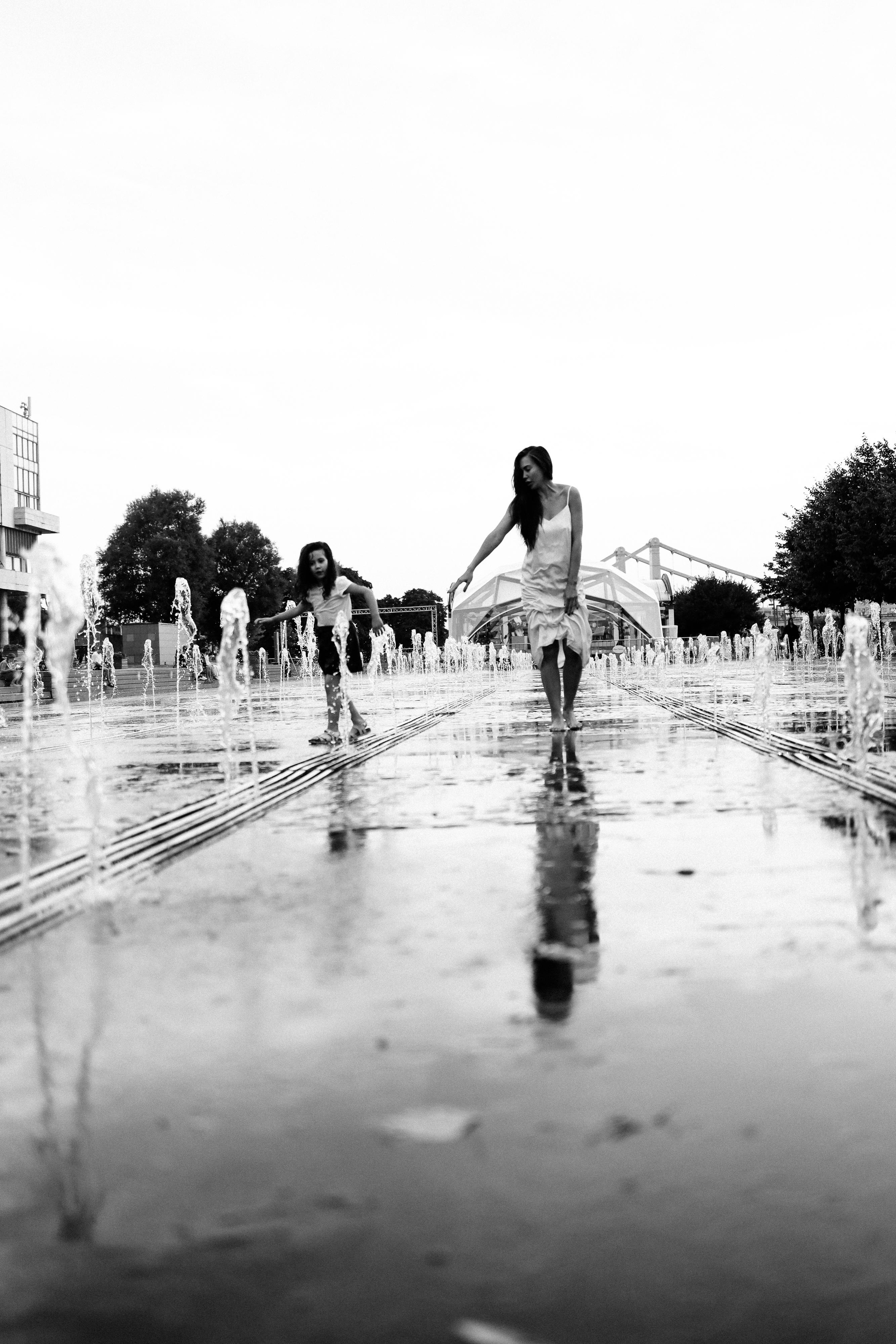 Фонтаны Музеона для Ани и Юли. Детский семейный фотограф в Москве Светлана Микадзе