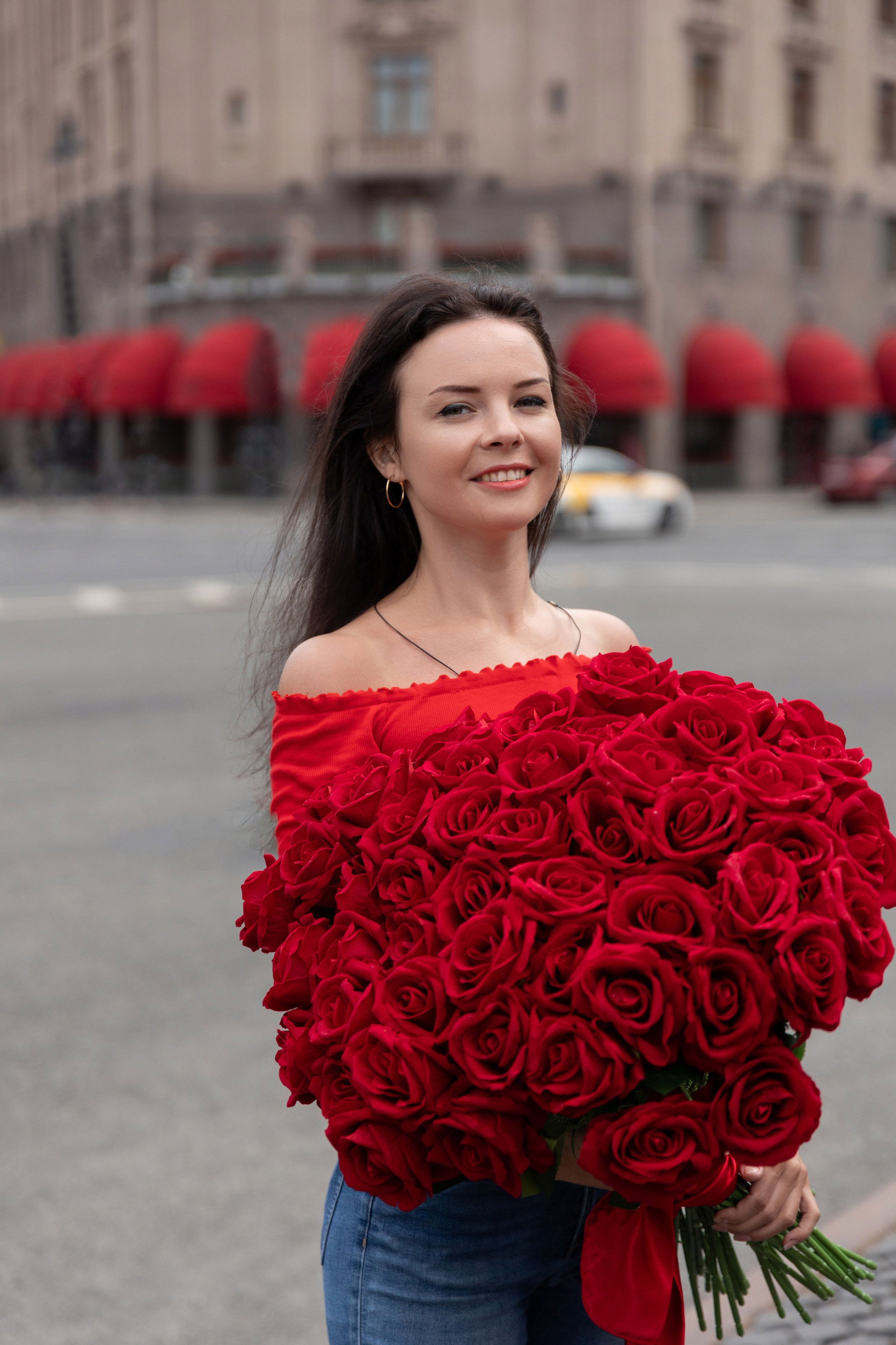 Фотопрогулка в центре с букетом красных роз. Семейный и свадебный фотограф в Санкт-Петербурге Татьяна Швыкова