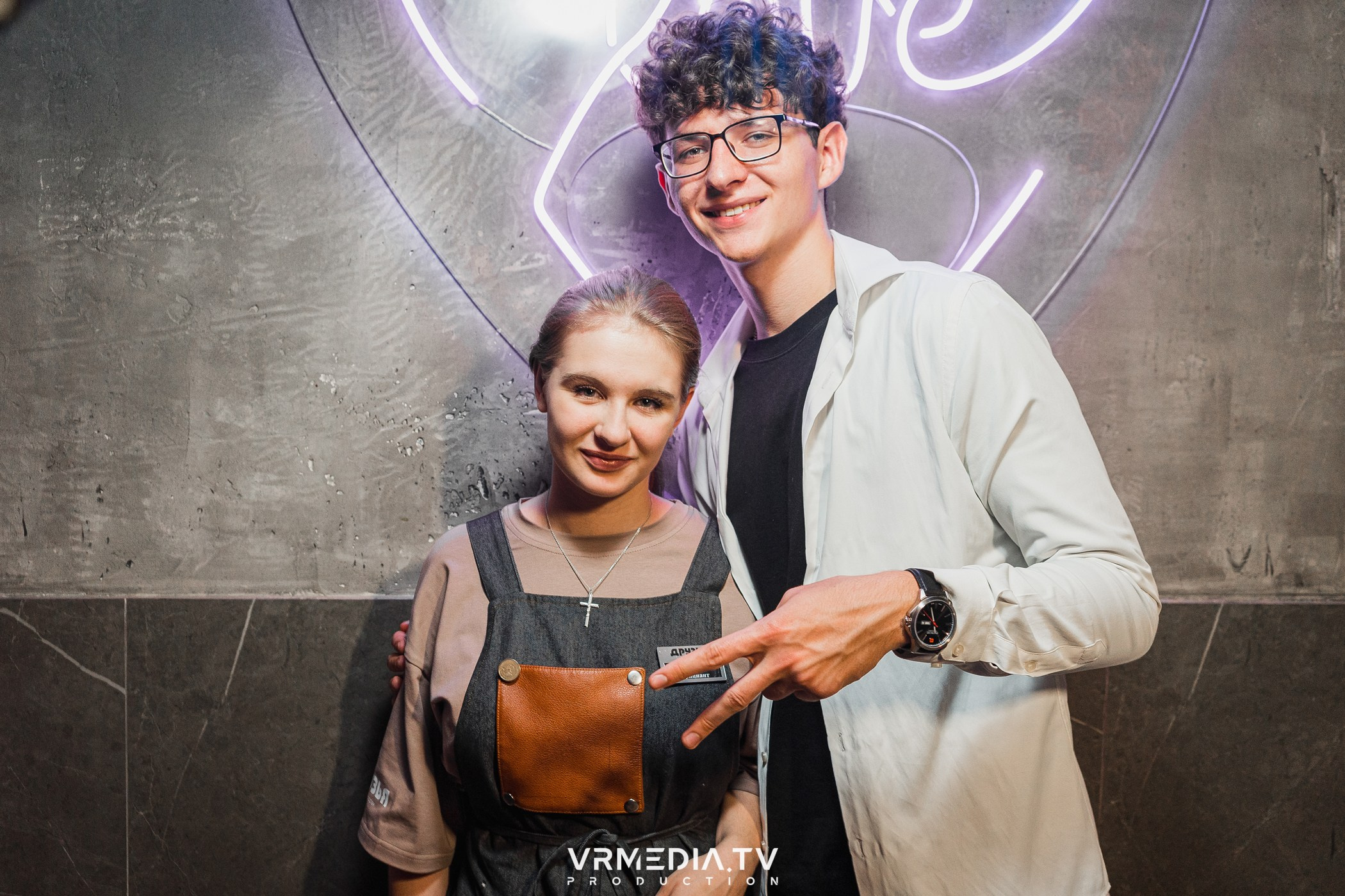 Бумажный дом в баре «Друзья»