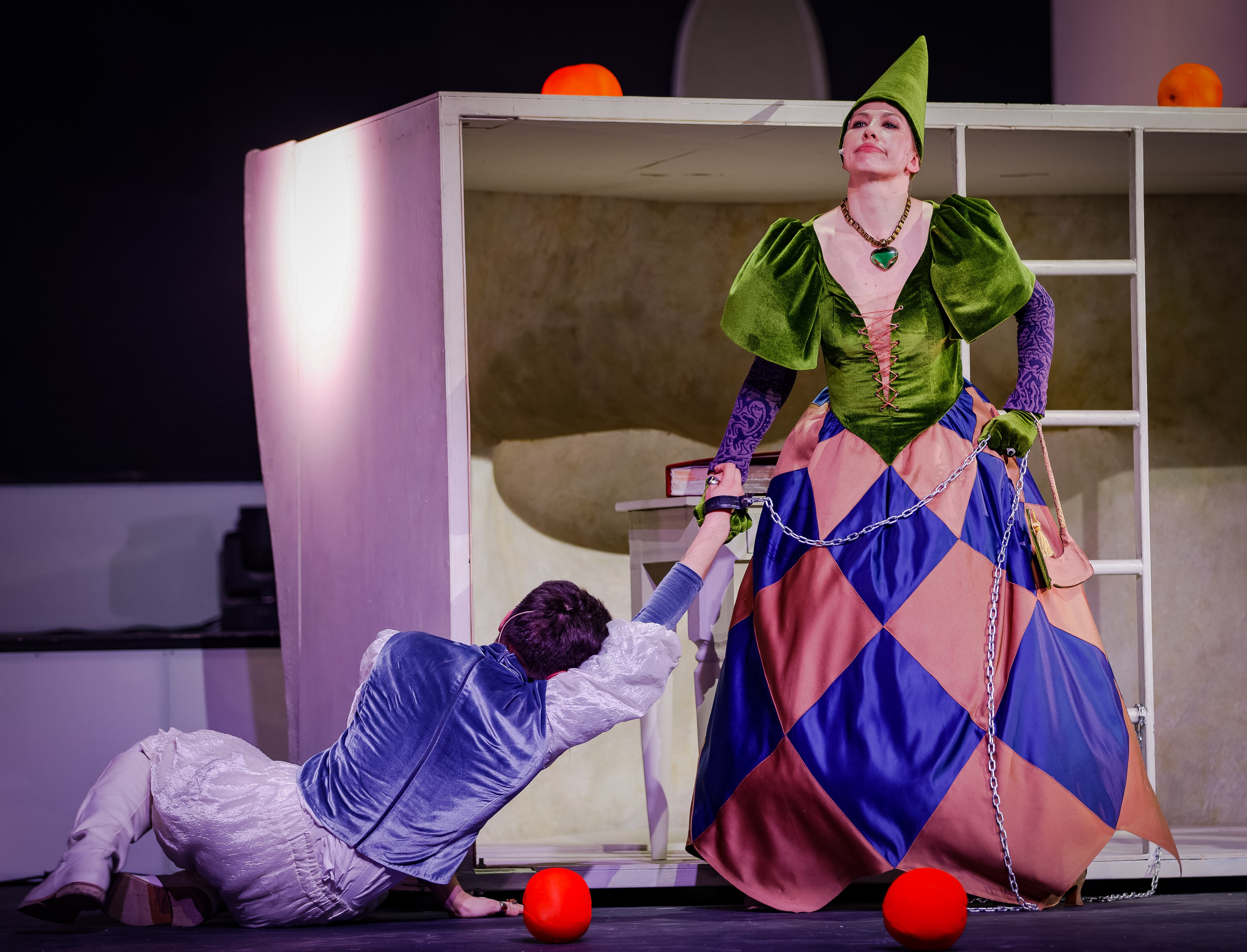 Любовь к трем апельсинам_Чехов Центр. Фотограф. г. Южно-Сахалинск. Олег Толстов