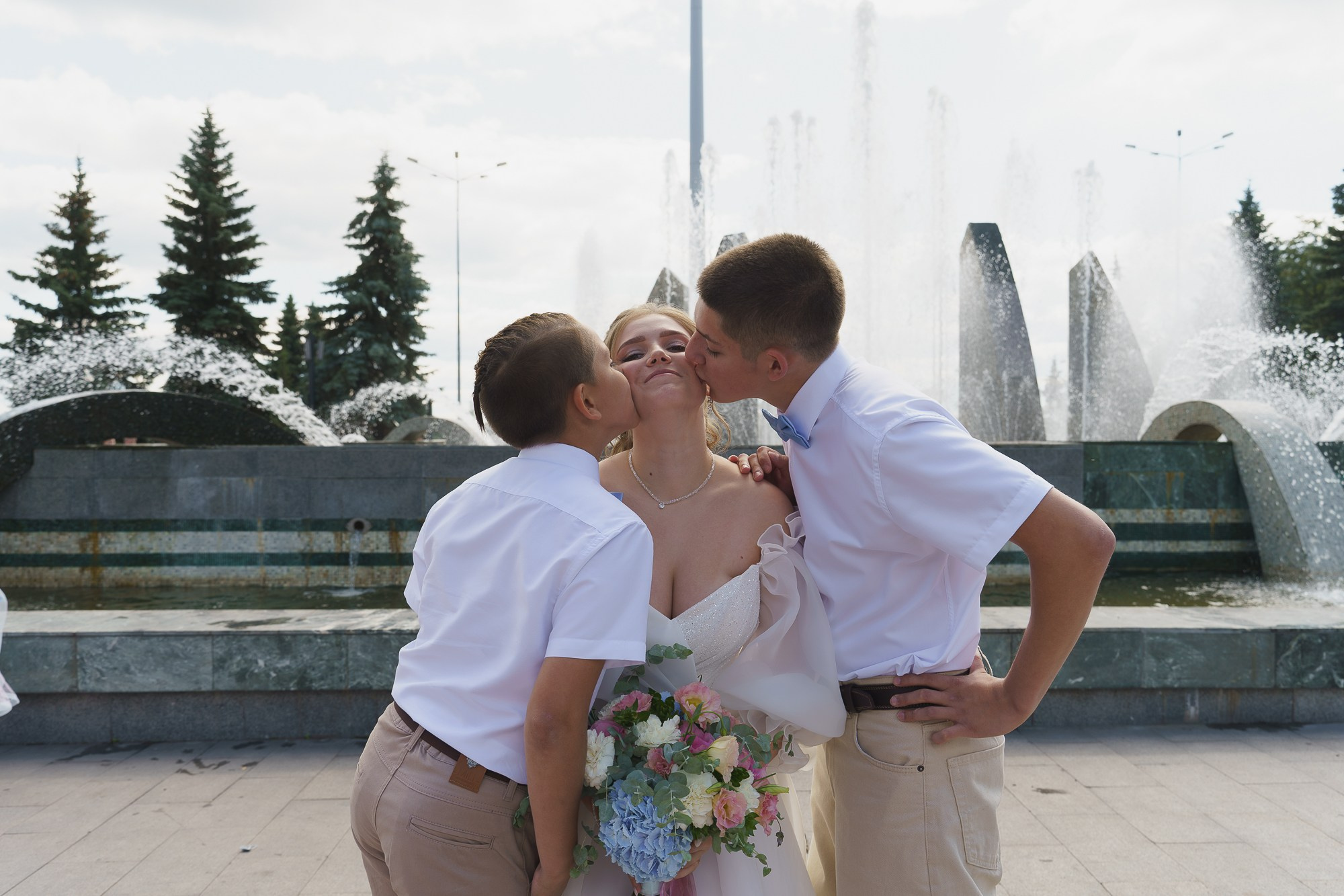 Братья целуют невесту. Свадебный фотограф в Екатеринбурге Евгений Карась