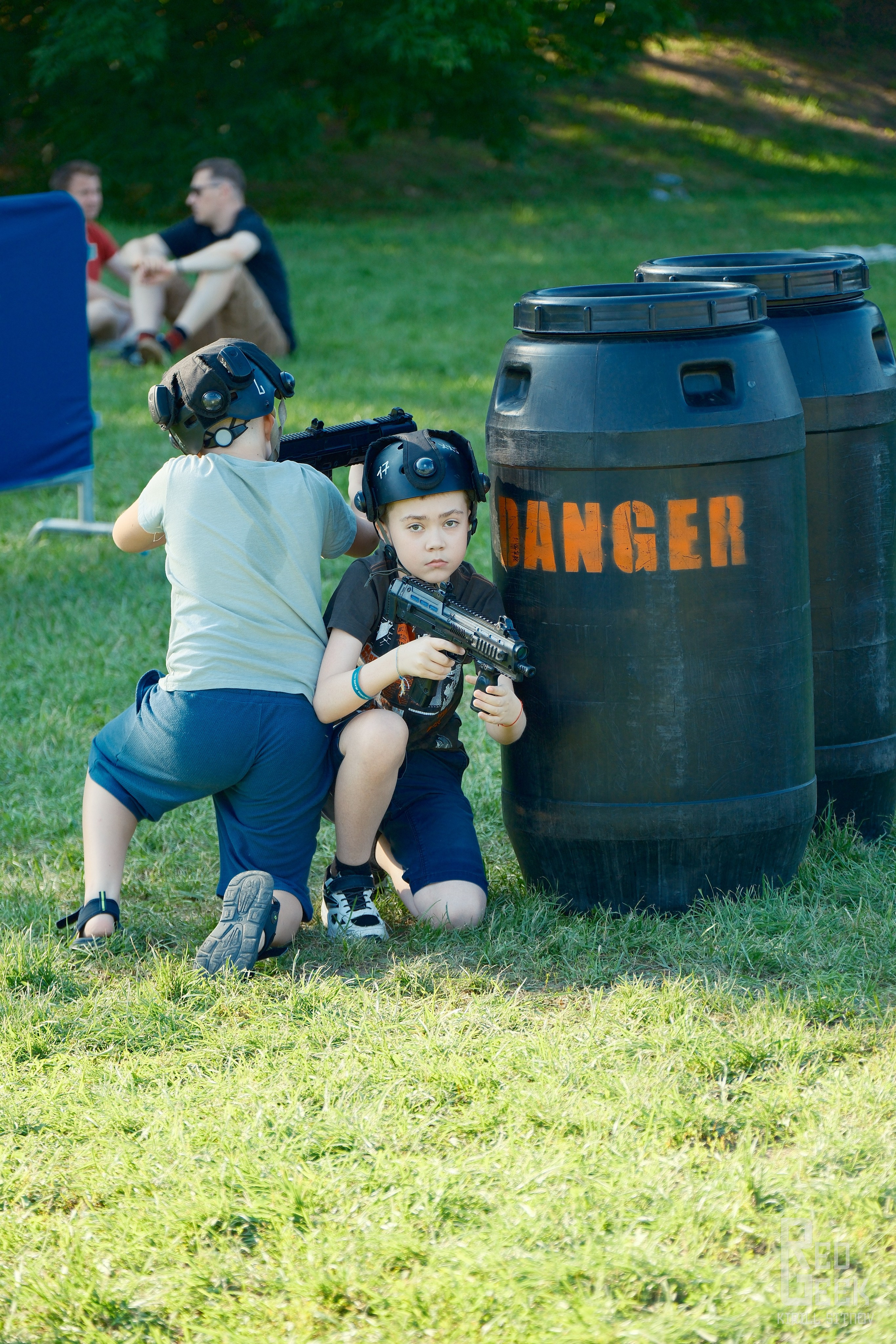Мальчик целится в противника во время уличной игры в лазертаг на фестивале DDX Fitness 2025.