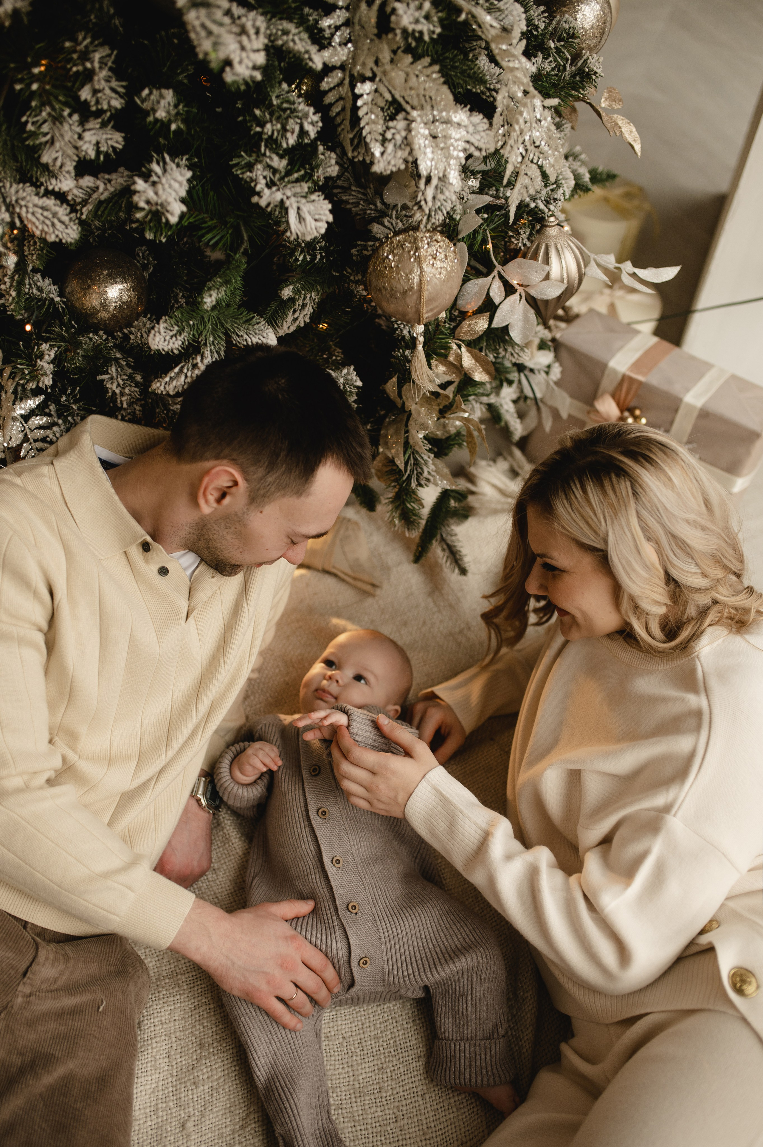 Новогодняя фотосессия в студии с малышом 6 месяцев в Бутово. Семейная фотосессия Бутово Москва фотограф Алина Морщагина