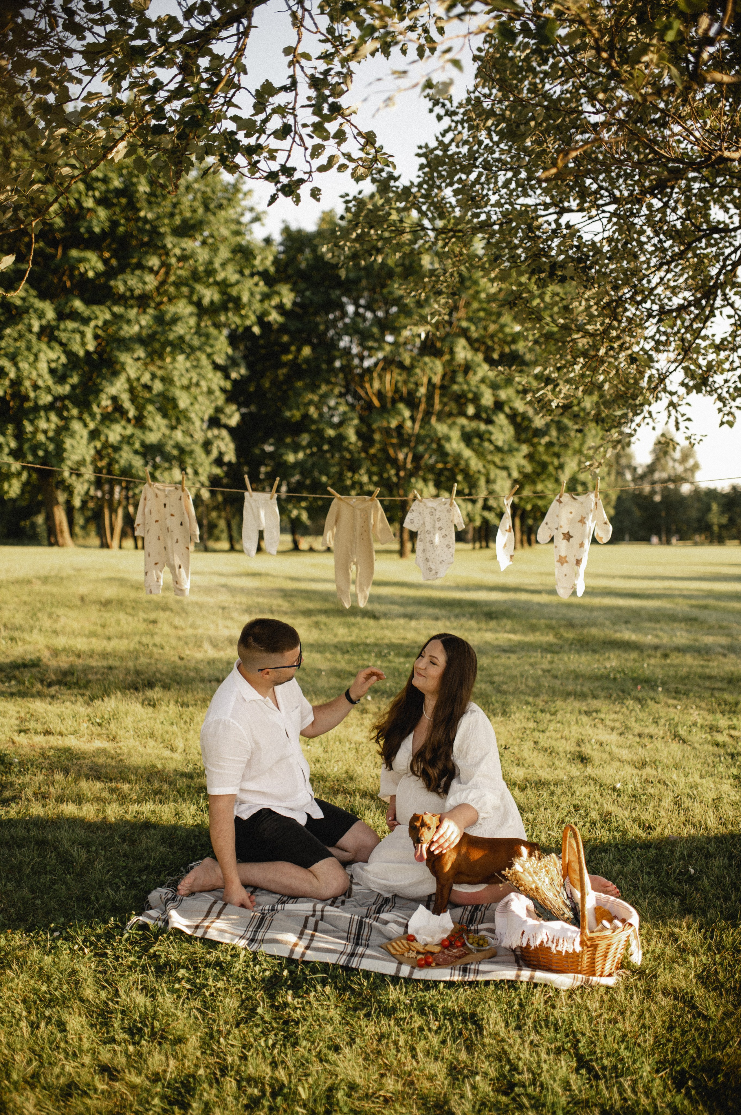 Фотосессия беременности на природе в парке Москвы. Семейная фотосессия Бутово Москва фотограф Алина Морщагина