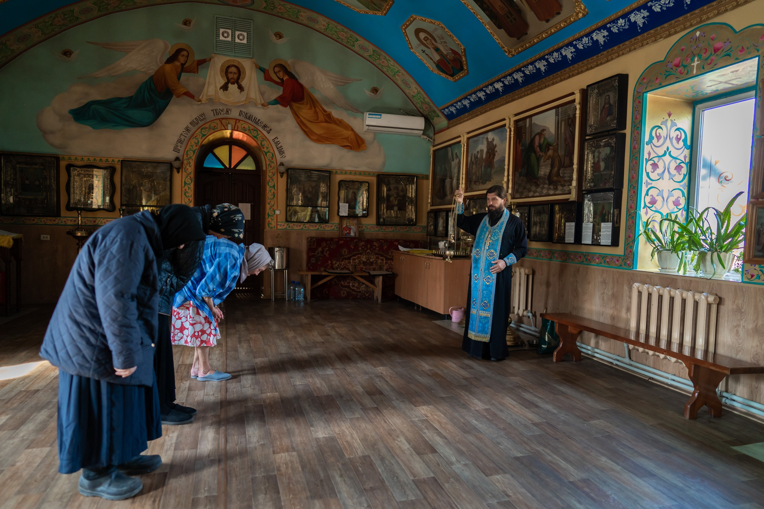 Праздник в честь иконы Казанской в Никольском храме, г. Первомайск ЛНР. Фотограф Таинств Луганск