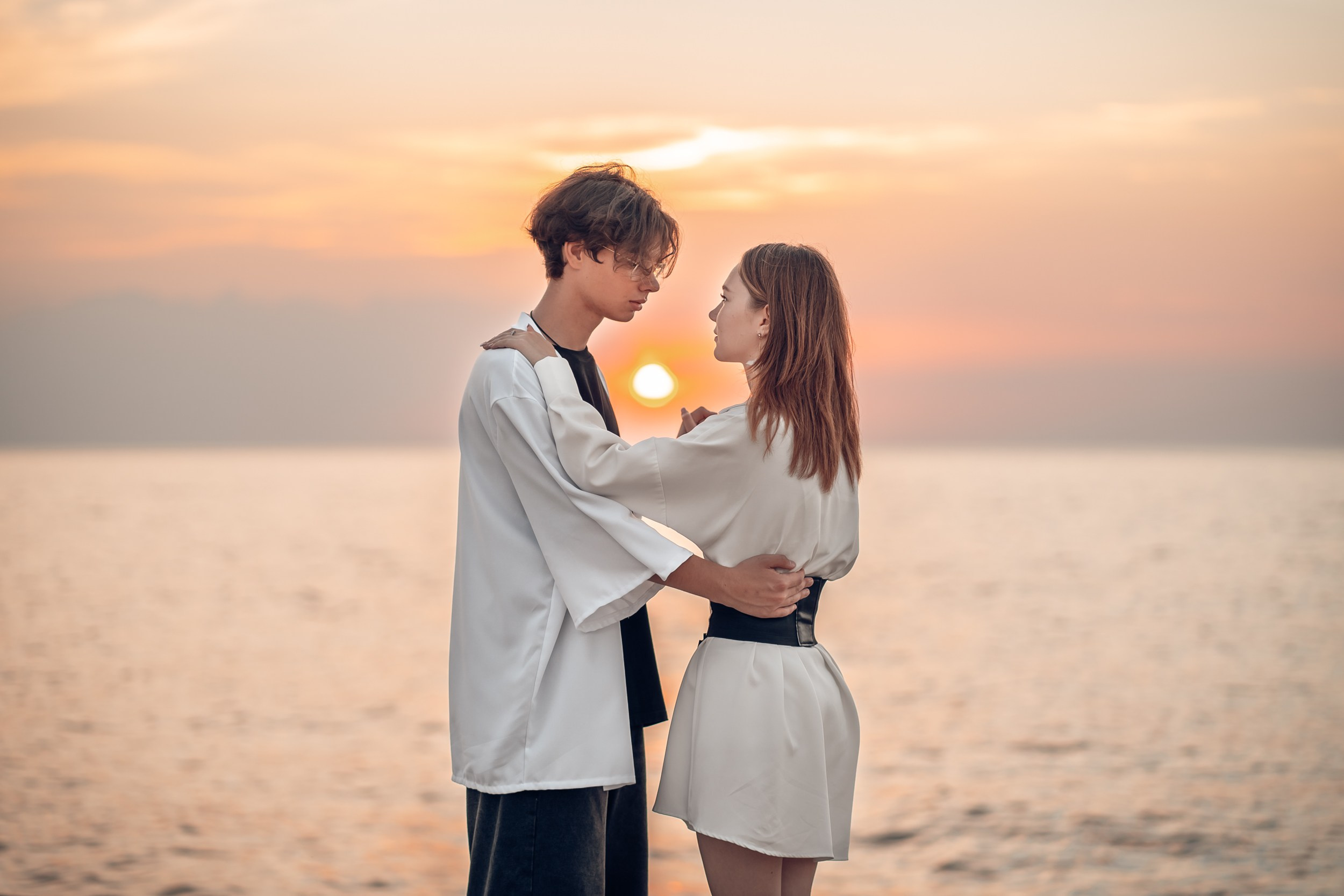 Романтическая фотоистория на закате пляжа Аквамарин. Церковный фотограф Севастополь