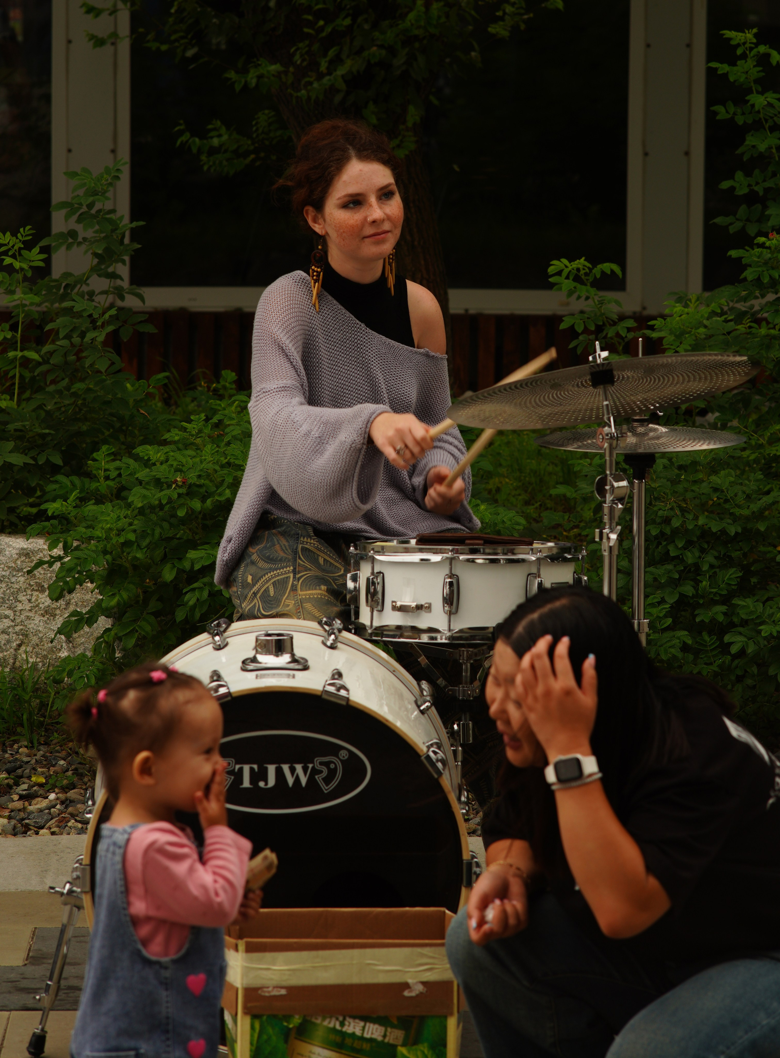 музыкальные ритмы от молодой красавицы