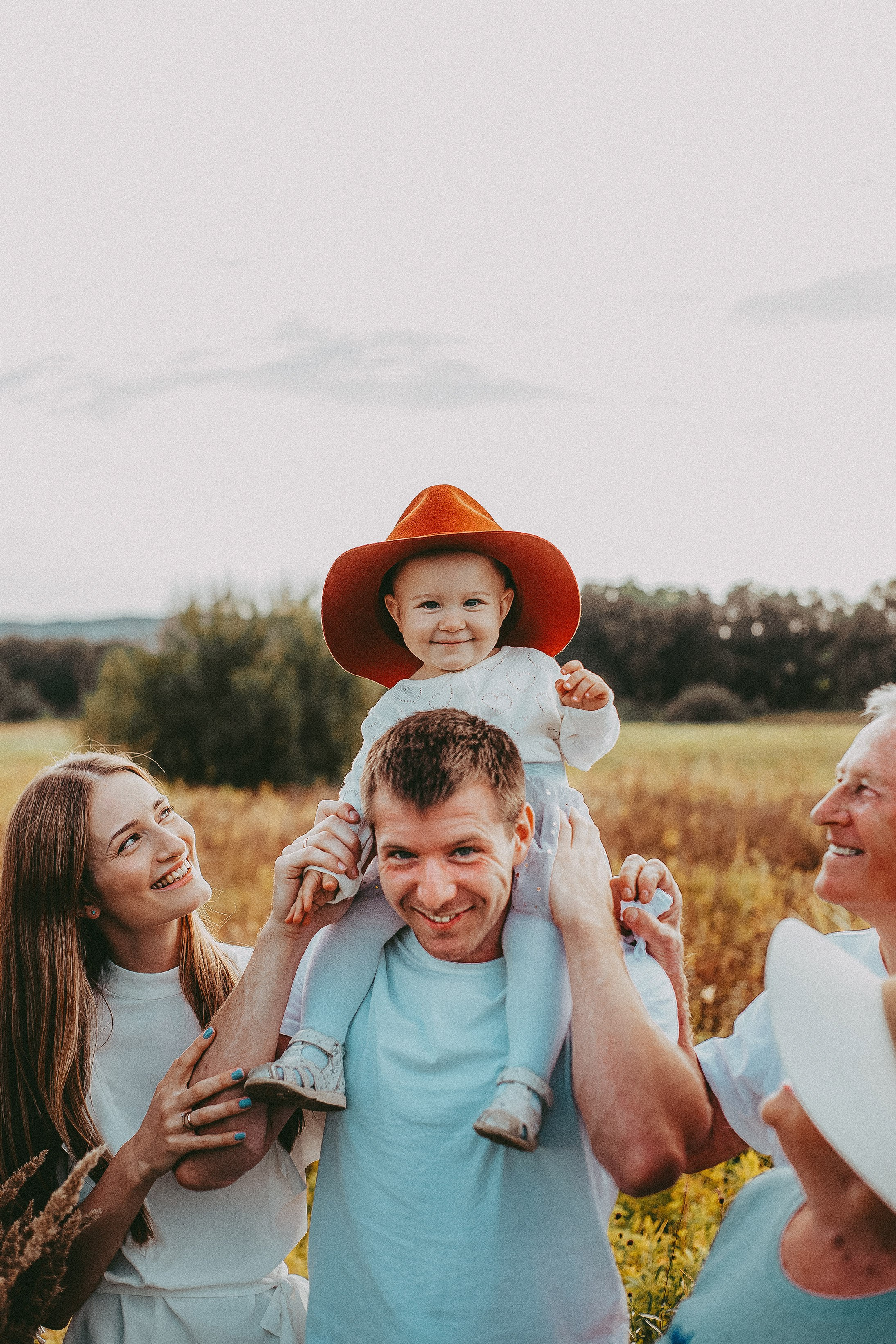 Семейные фотографии на природе: улыбки, объятия и теплая атмосфера