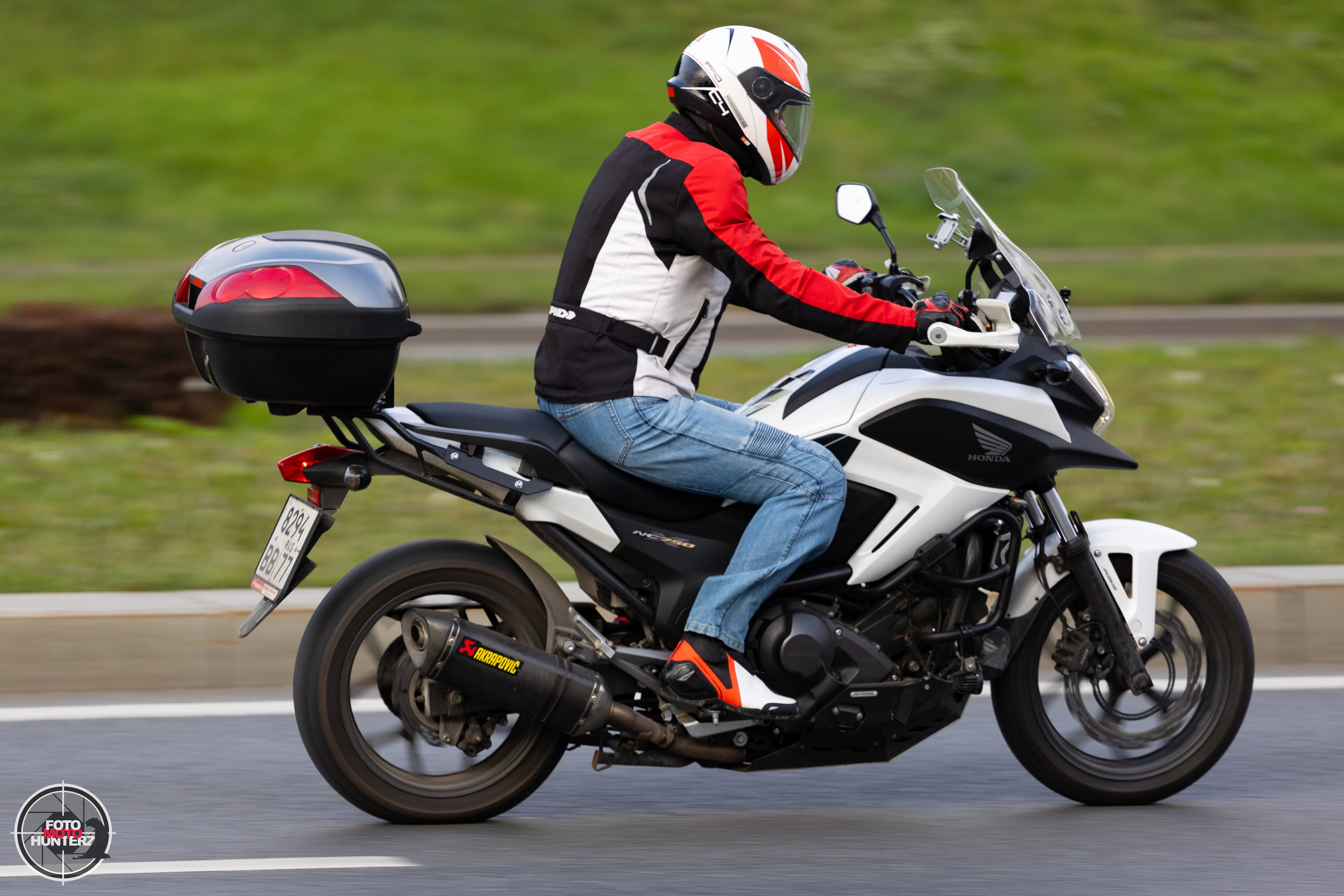 Мотоциклы на улицах города. Фотограф Ольга Гирусова «Пантерочка» Москва