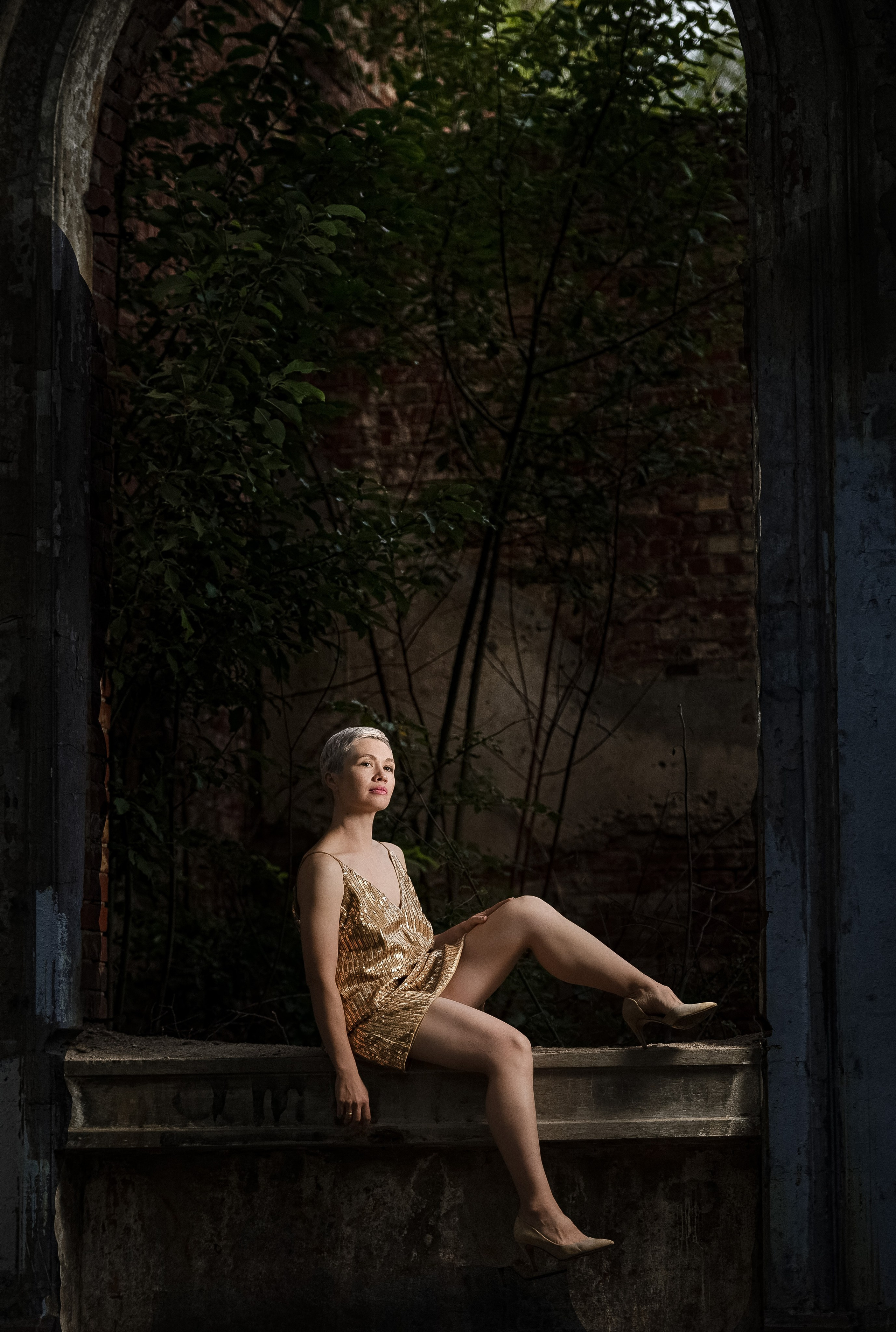 Девушка в золотом платье сидит в проеме окна старой усадьбы. Пикси.