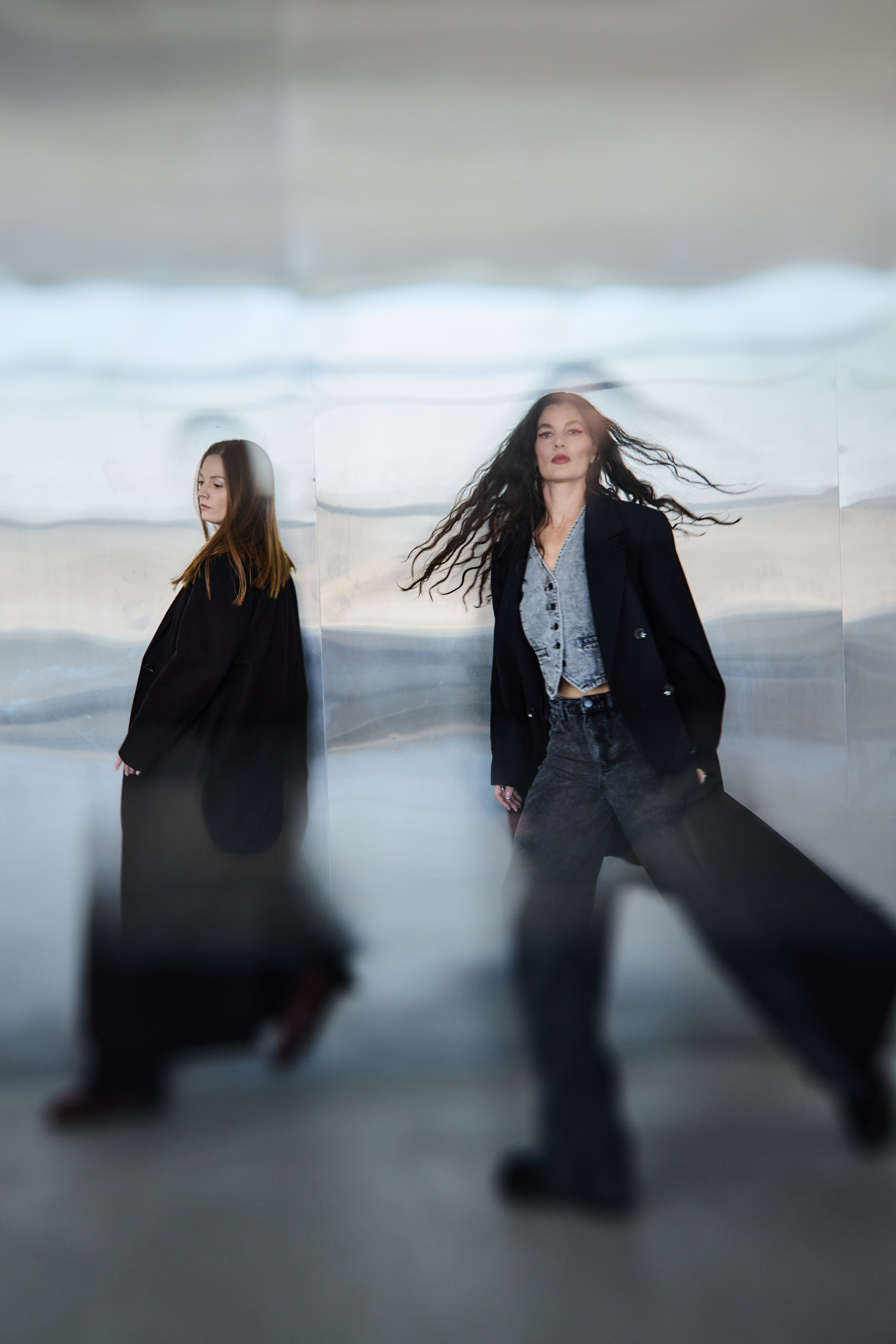 Две девушки стоят на фоне металлической стены. Виктория Брызгалова и Анна Пижонкова