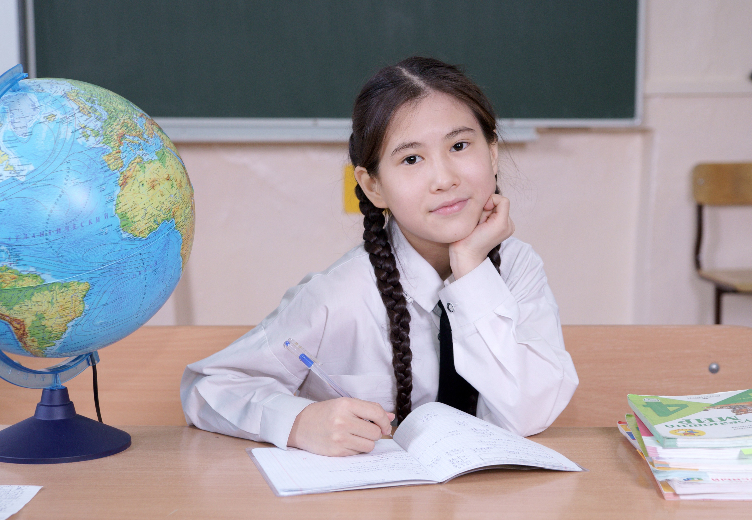 Выпускник начальной школы - сьемка в школе  - портрет девочки