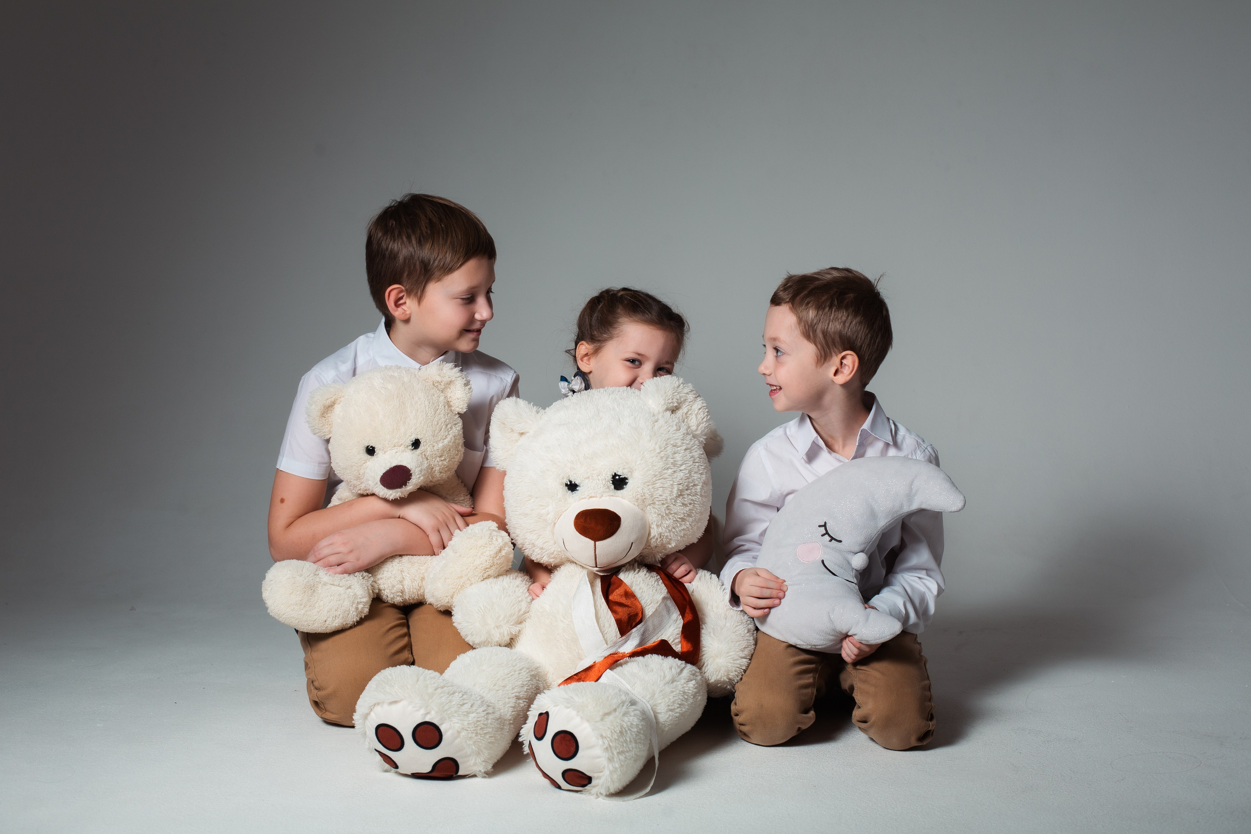 Евгений и Ольга с детьми. Фотограф Julia Milton | Портреты, съемки для маркетплейсов, лавстори, съёмка беременности в Санкт-Петербурге. Обучение фотографии в Спб очно