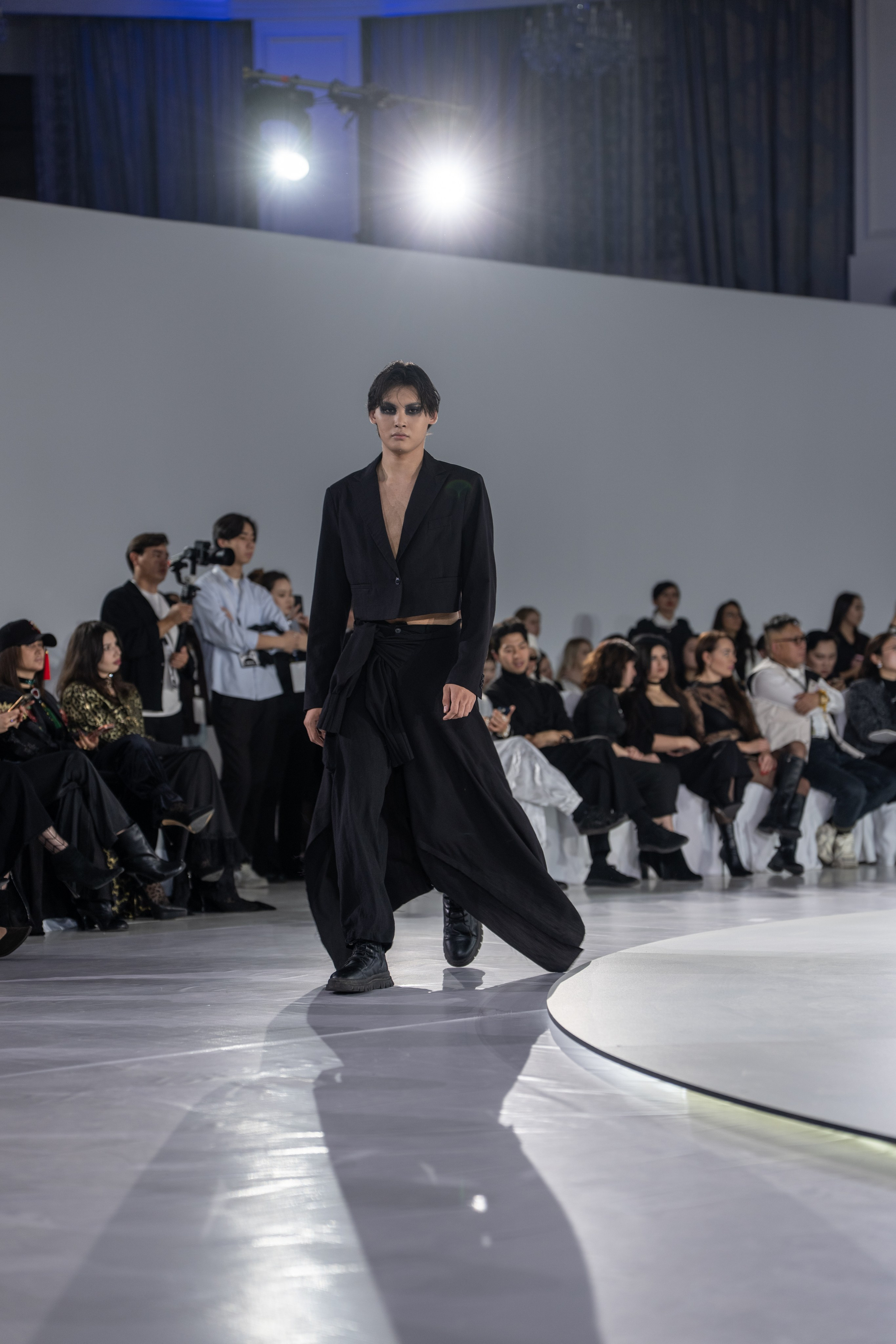 Dwsigner Nazar Almazbekov. Сайт Алматинского НЮ АРТ, будуар и фэшн фотографа Дениса Карпенко