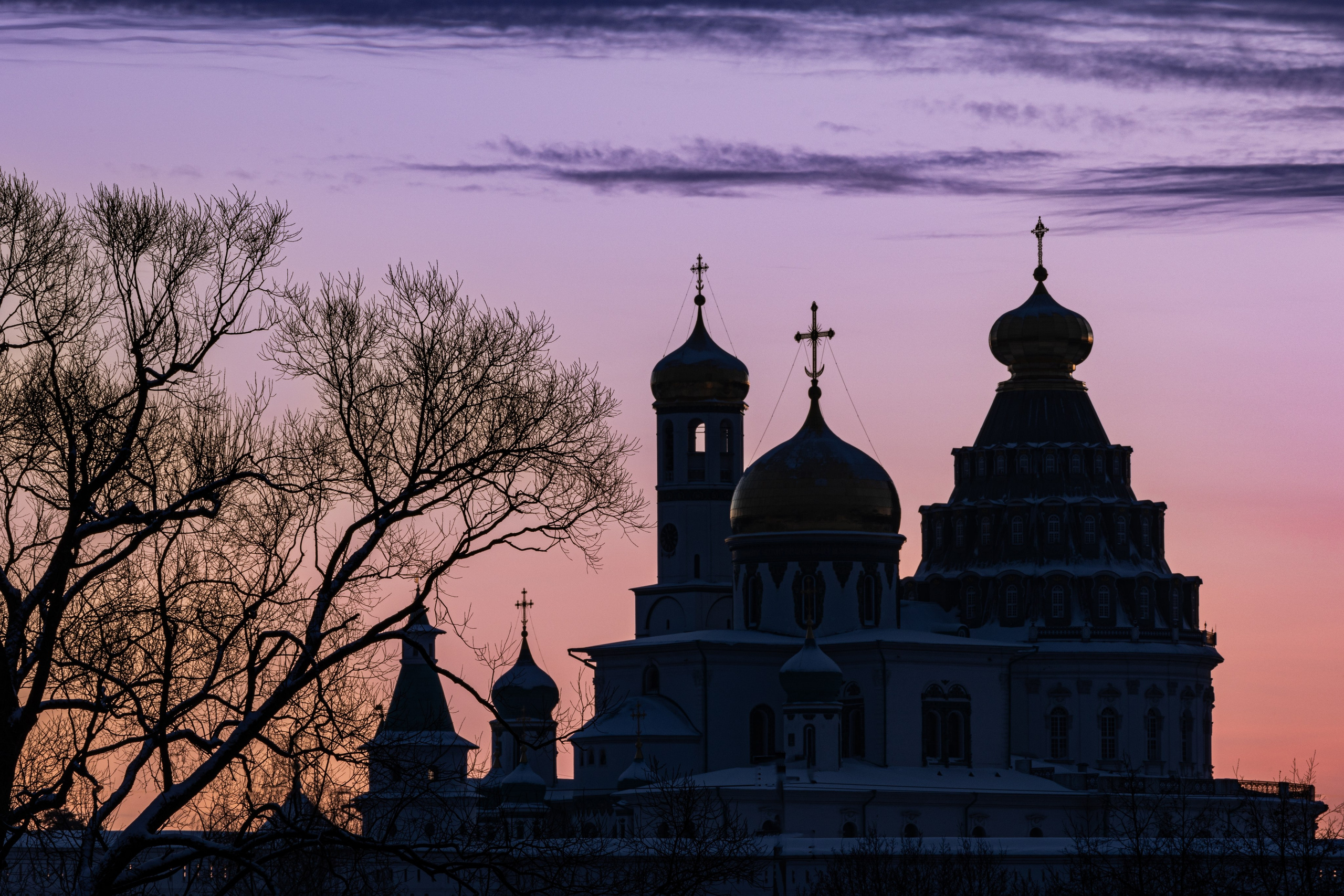 Фотография Новоиерусалимского монастыря зимой на закате в морозный вечер.