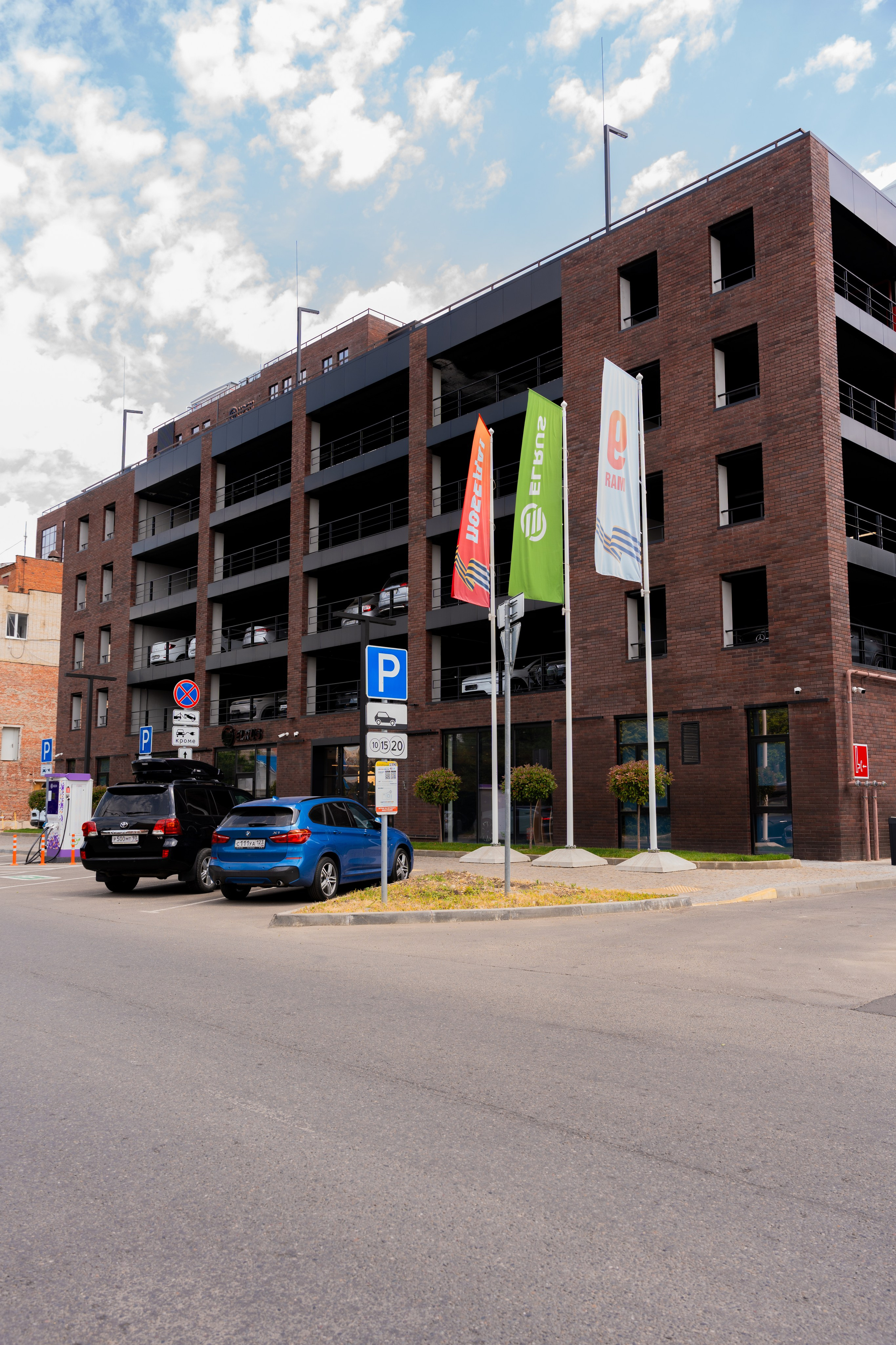 Интерьерная фотосъемка автосалона Elrus в Краснодаре. Zeekr, LiXiang Профессиональная фотосъемка интерьера премиум-автосалона в Краснодаре. Шедевры для Вас! Фотограф и Видеограф в Краснодаре Пахиев Руслан