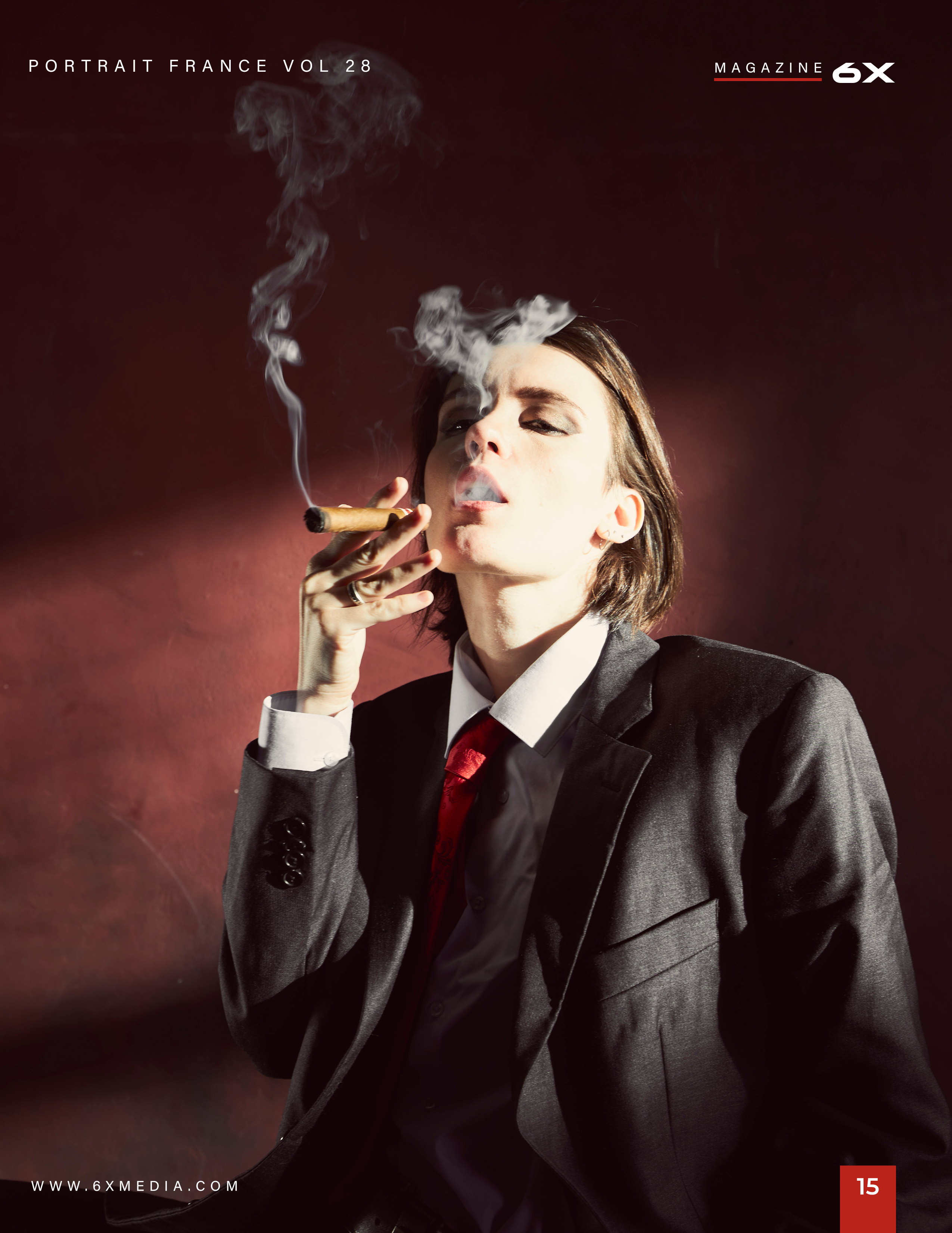 Портрет девушки в мужском костюме с дымящейся сигарой в руках