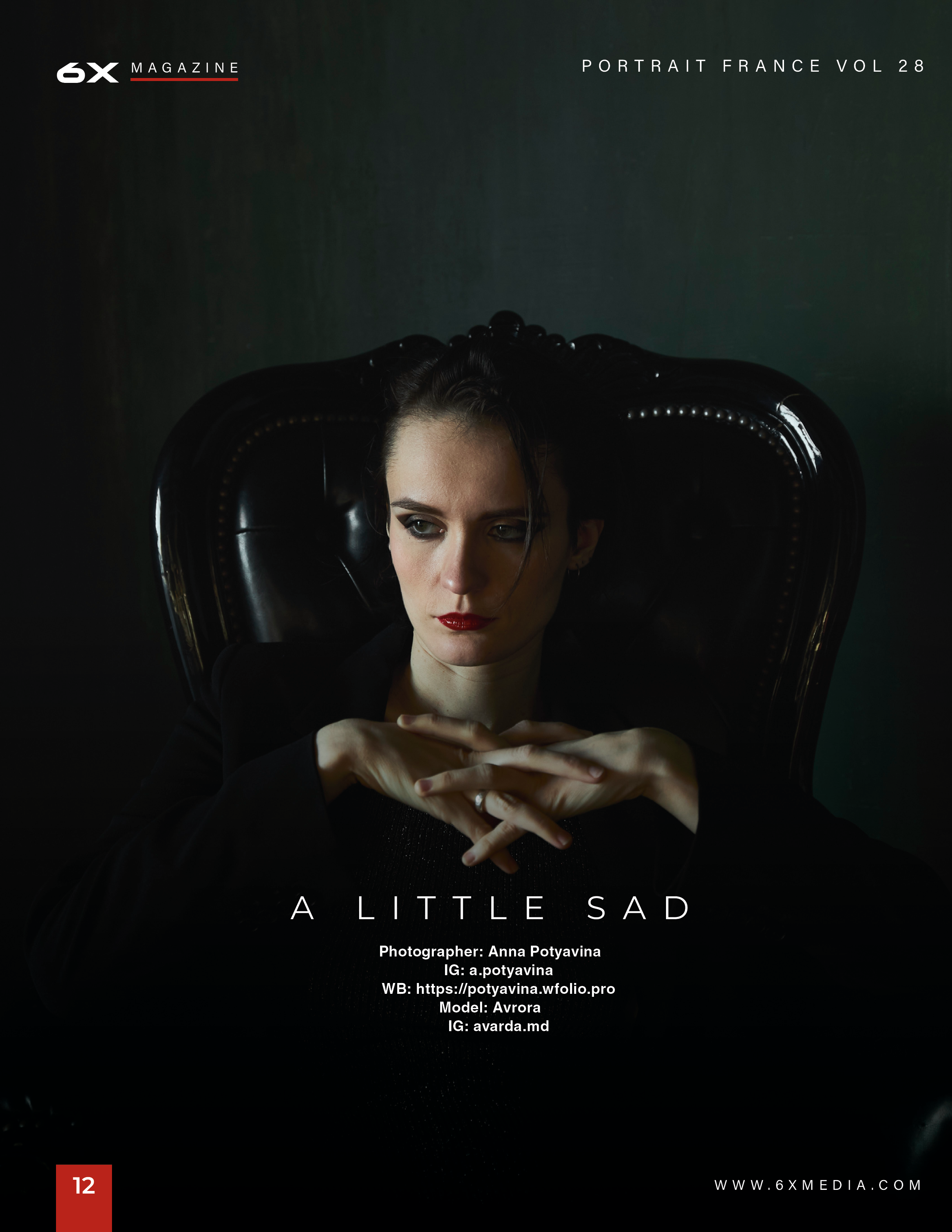 Портрет девушки, сидящей в кожаном кресле, и скрестившей руки под подбородком