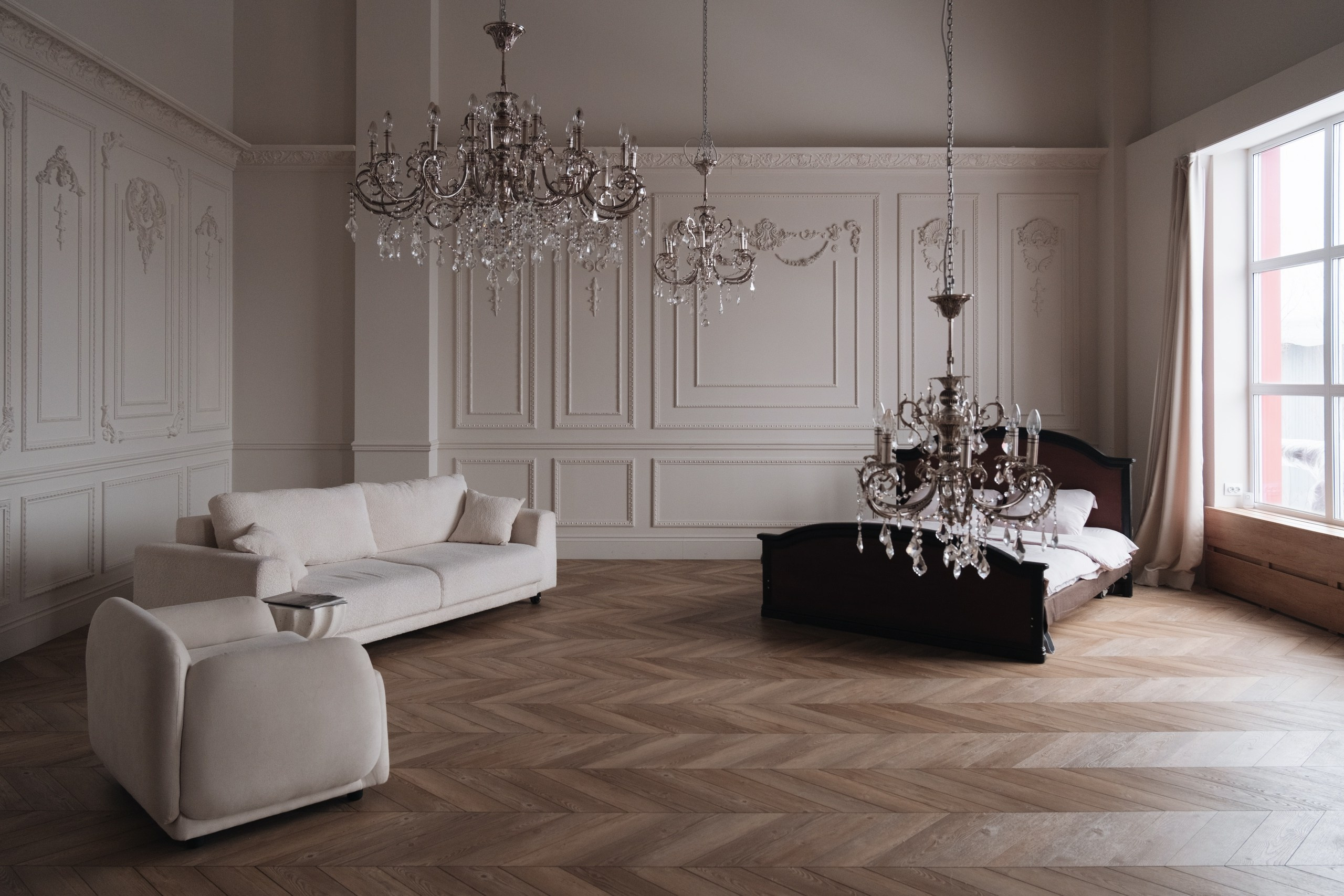 Фотостудия CIRCLE 2.0, зал Картье — просторное помещение с высокими потолками, мягким рассеянным светом и современной студийной техникой для профессиональных фотосессий.