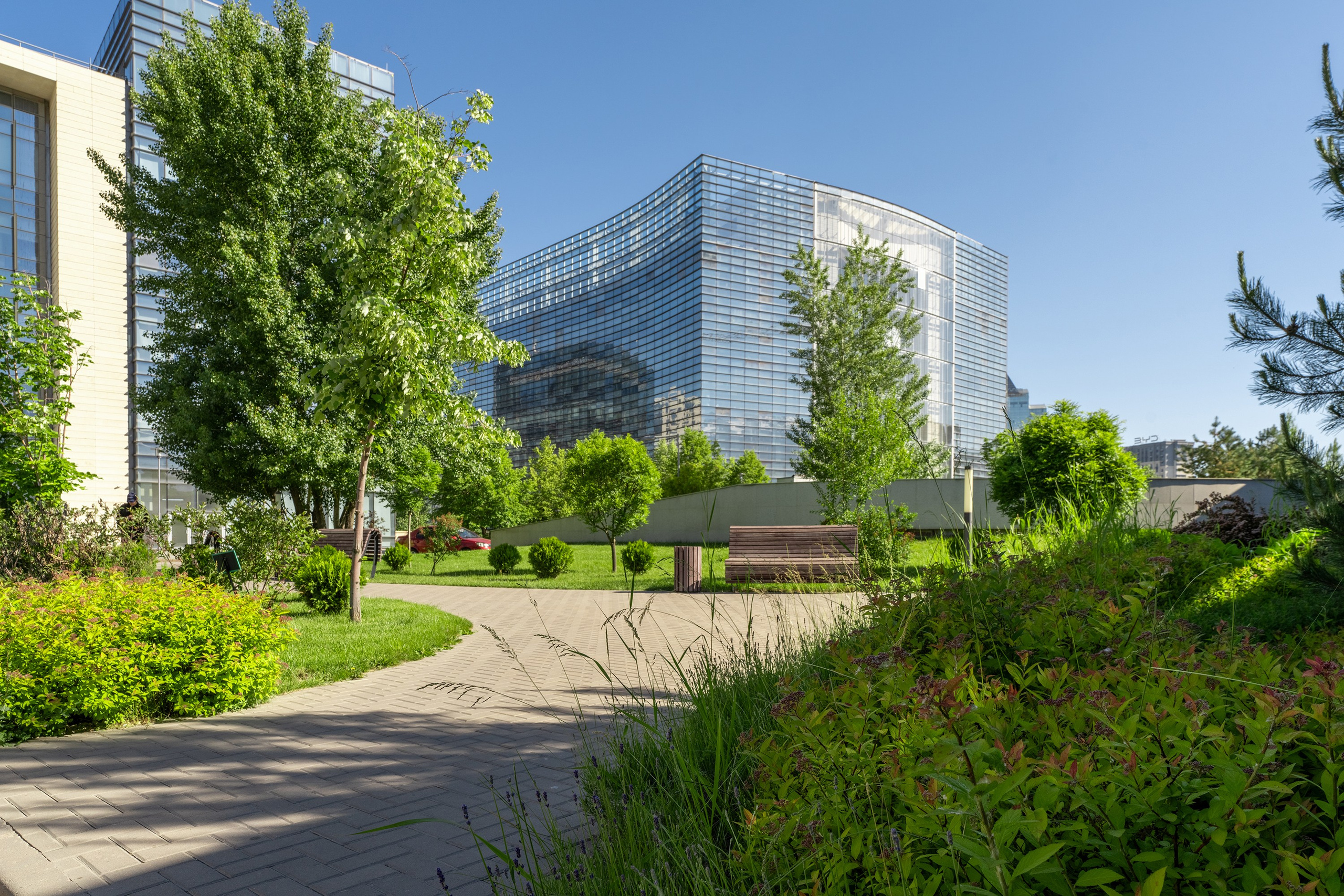Архитектурная съёмка бизнес-центра HALYK SQUARE — зона отдыха и озеленение территории. Алматы