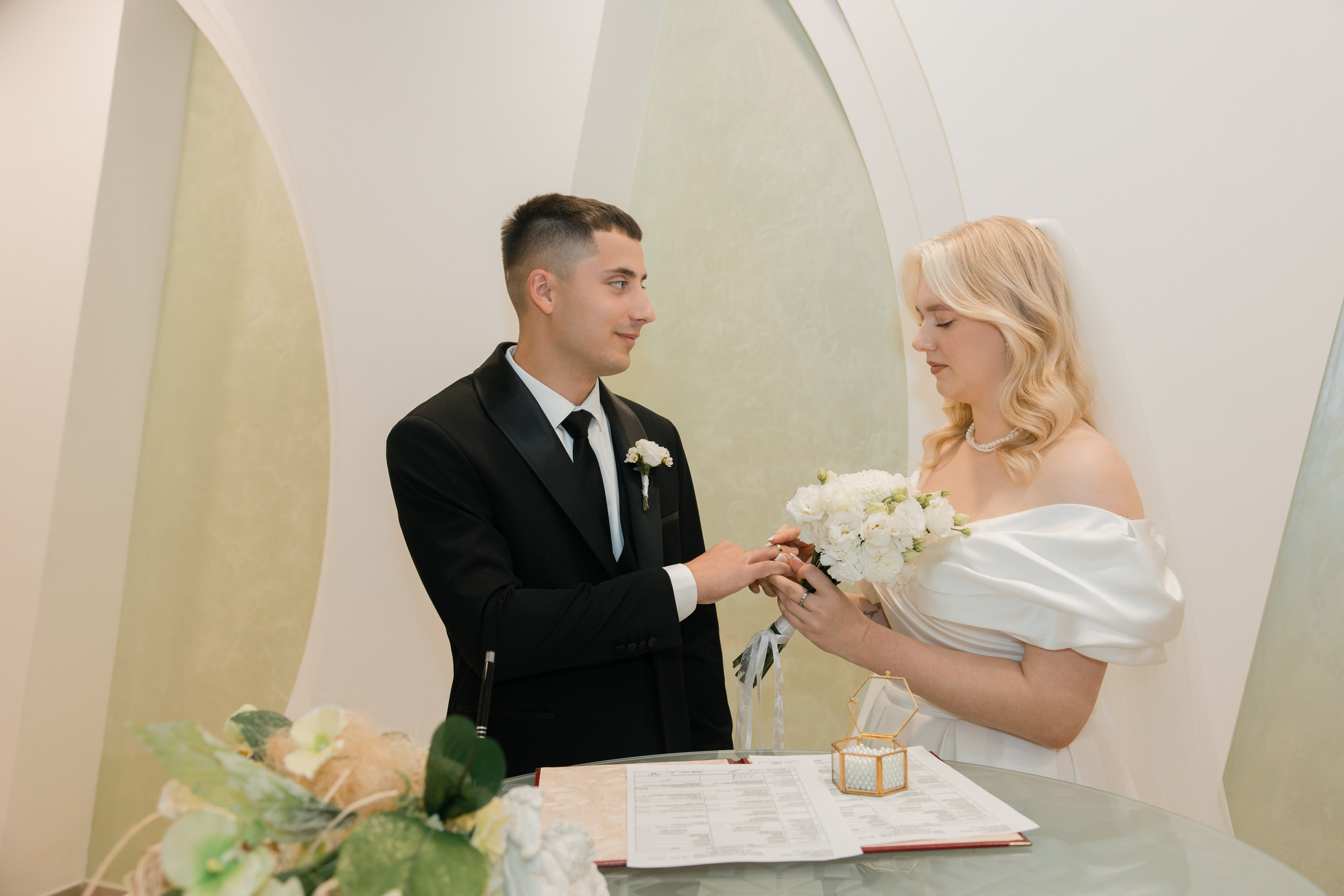 Отдел ЗАГС Администрации Первомайского района. Видеосъемка и фотосъемка свадеб. Фотограф и оператор на свадьбу. Видеосъемка подкастов, собственная видео-фотостудии. Предметная фотосъемка