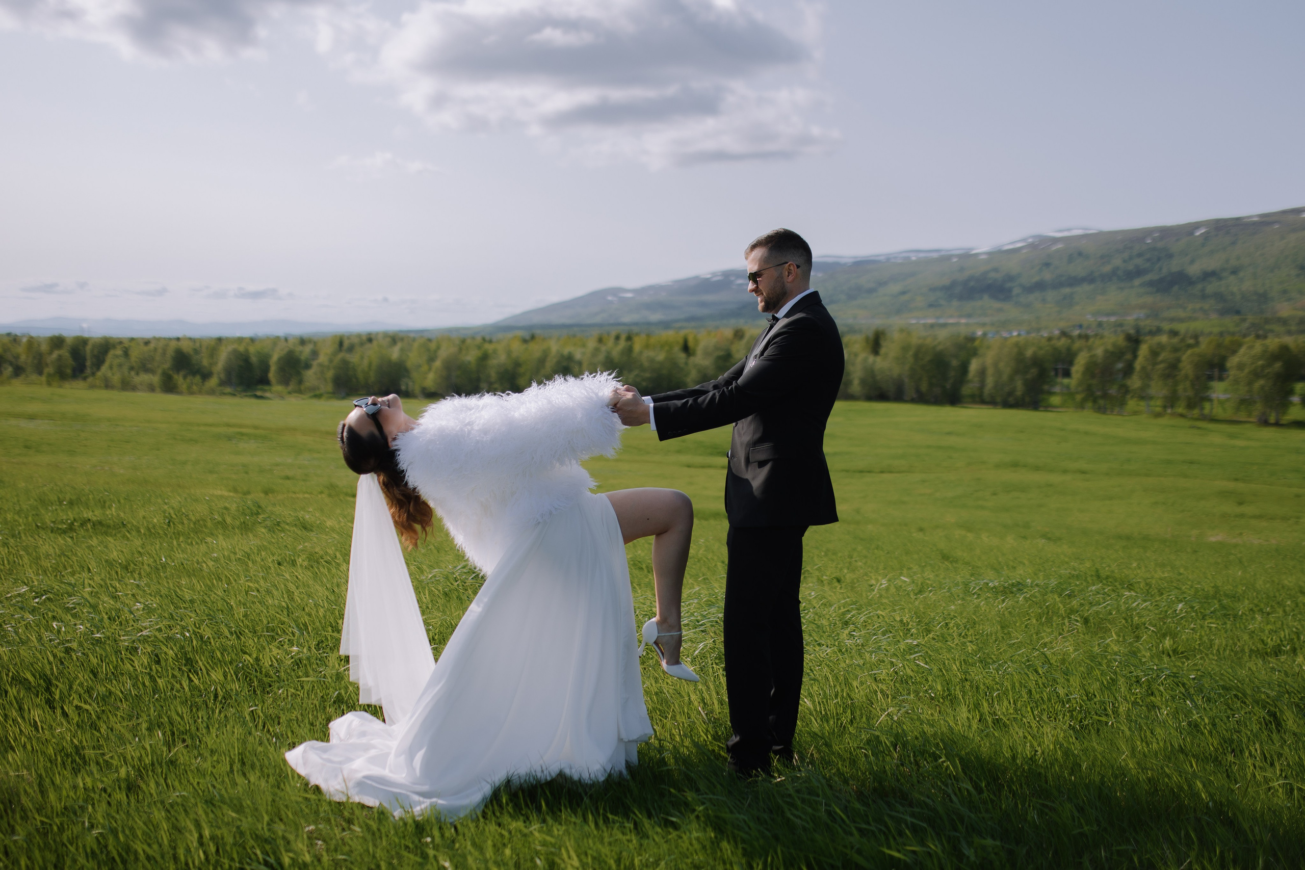 Нежные прикосновения рук и губы, соприкасающиеся в страстном поцелуе, создают незабываемую картину любви.